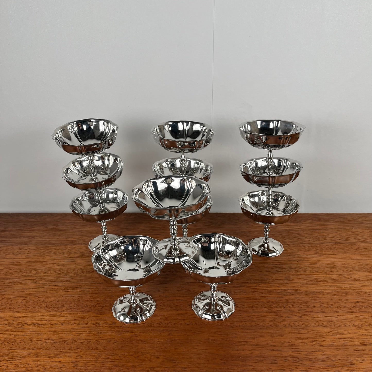 Set de 12 coupes à glaces en inox, motif fleur pied haut