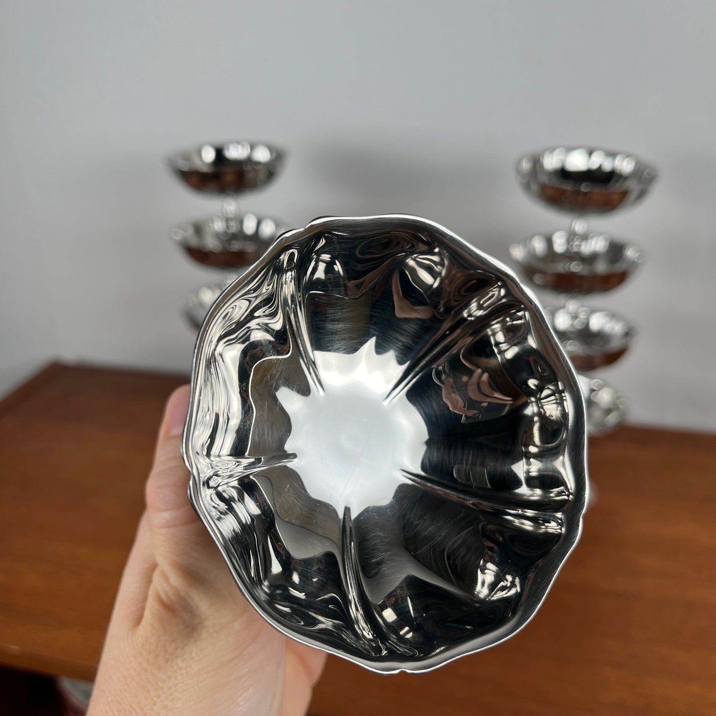 Set de 12 coupes à glaces en inox, motif fleur pied haut