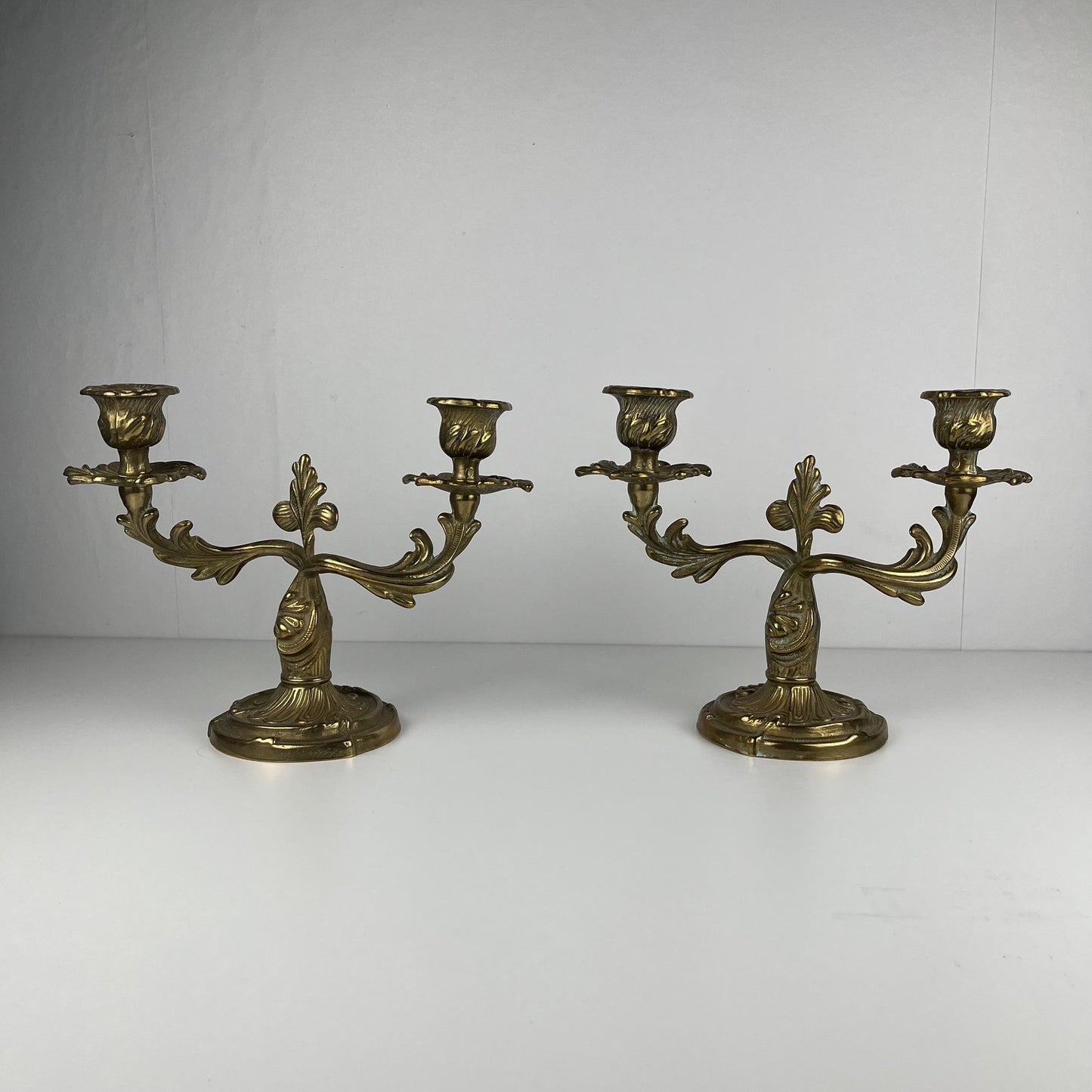 Paire de bougeoirs en laiton doré à deux bras – Style Louis XV rococo , Début XXè.