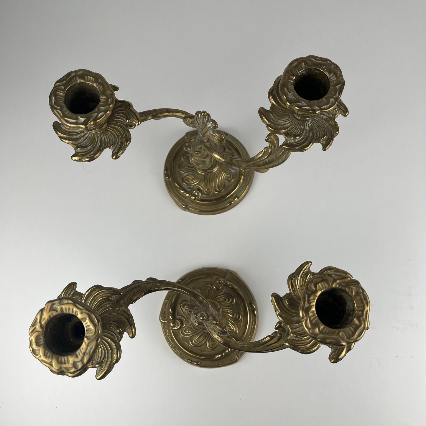 Paire de bougeoirs en laiton doré à deux bras – Style Louis XV rococo , Début XXè.
