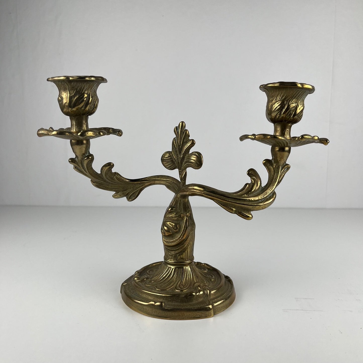 Paire de bougeoirs en laiton doré à deux bras – Style Louis XV rococo , Début XXè.