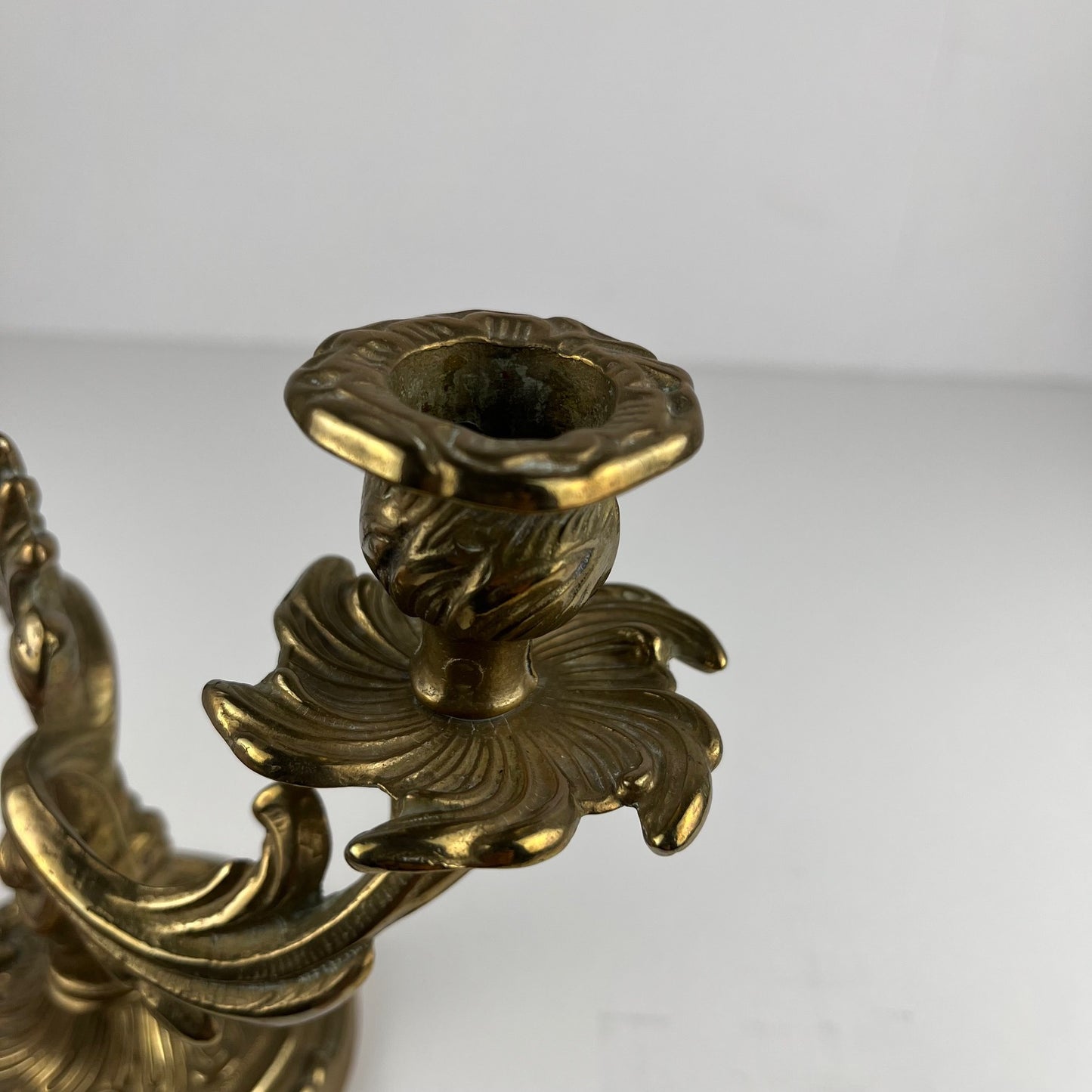 Paire de bougeoirs en laiton doré à deux bras – Style Louis XV rococo , Début XXè.