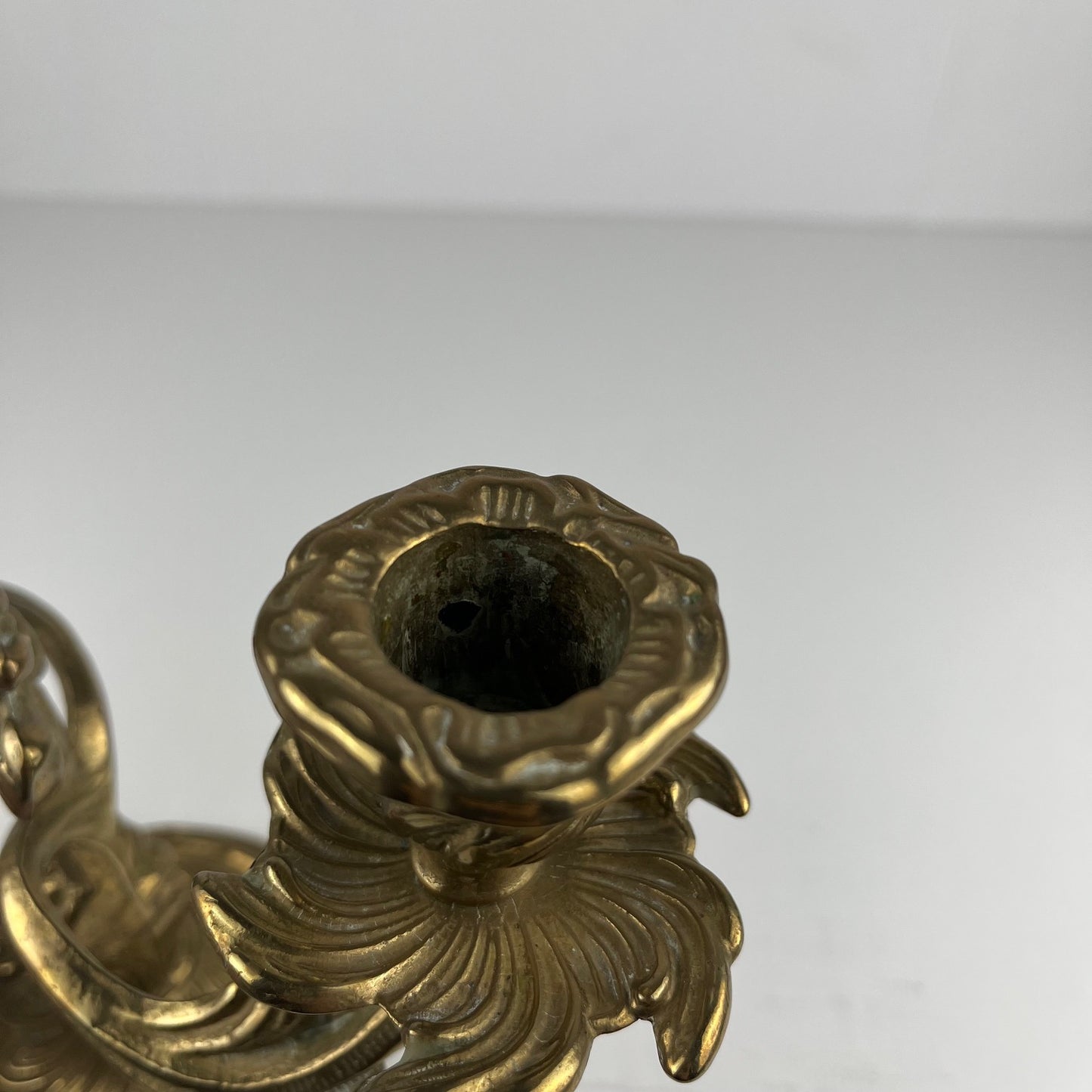 Paire de bougeoirs en laiton doré à deux bras – Style Louis XV rococo , Début XXè.