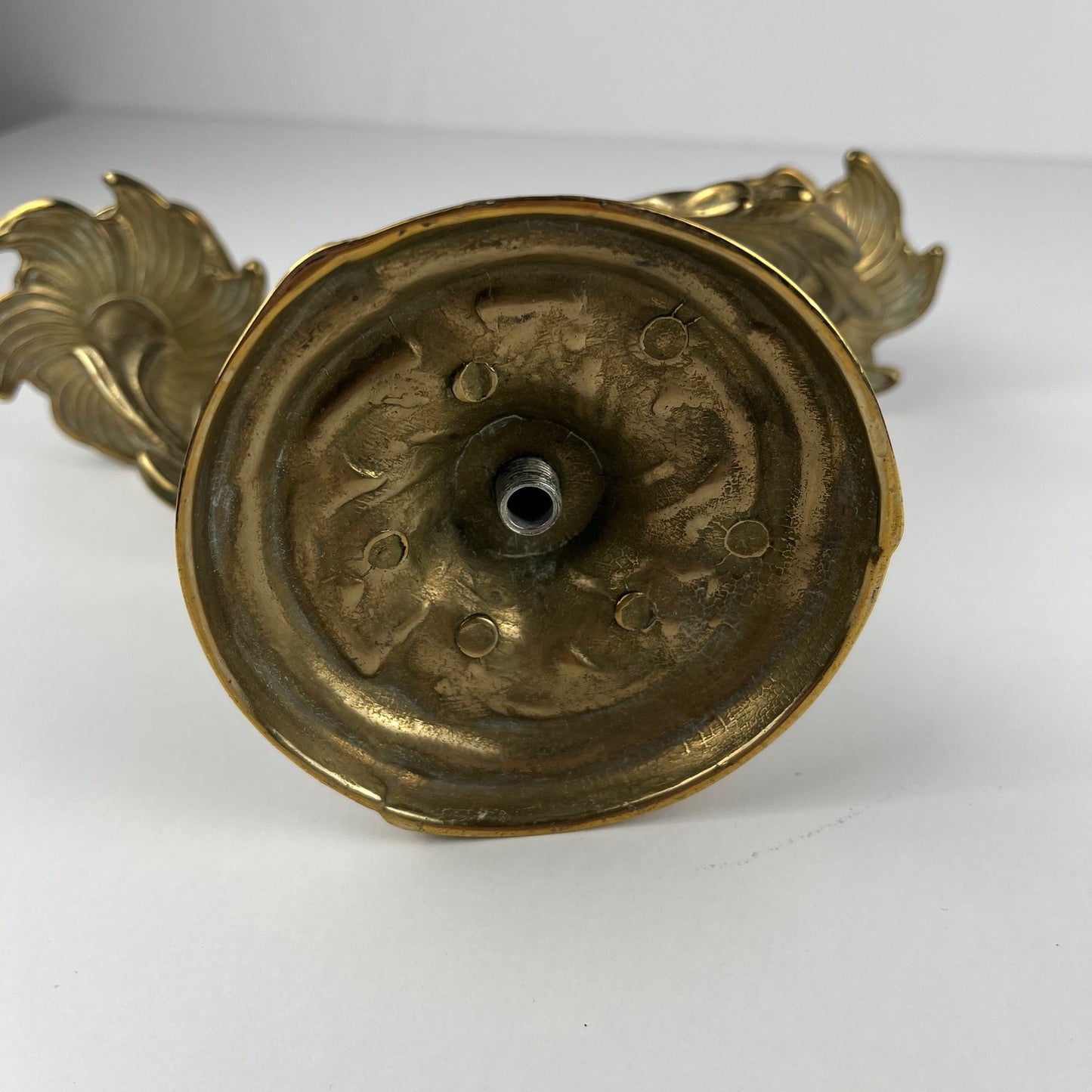 Paire de bougeoirs en laiton doré à deux bras – Style Louis XV rococo , Début XXè.