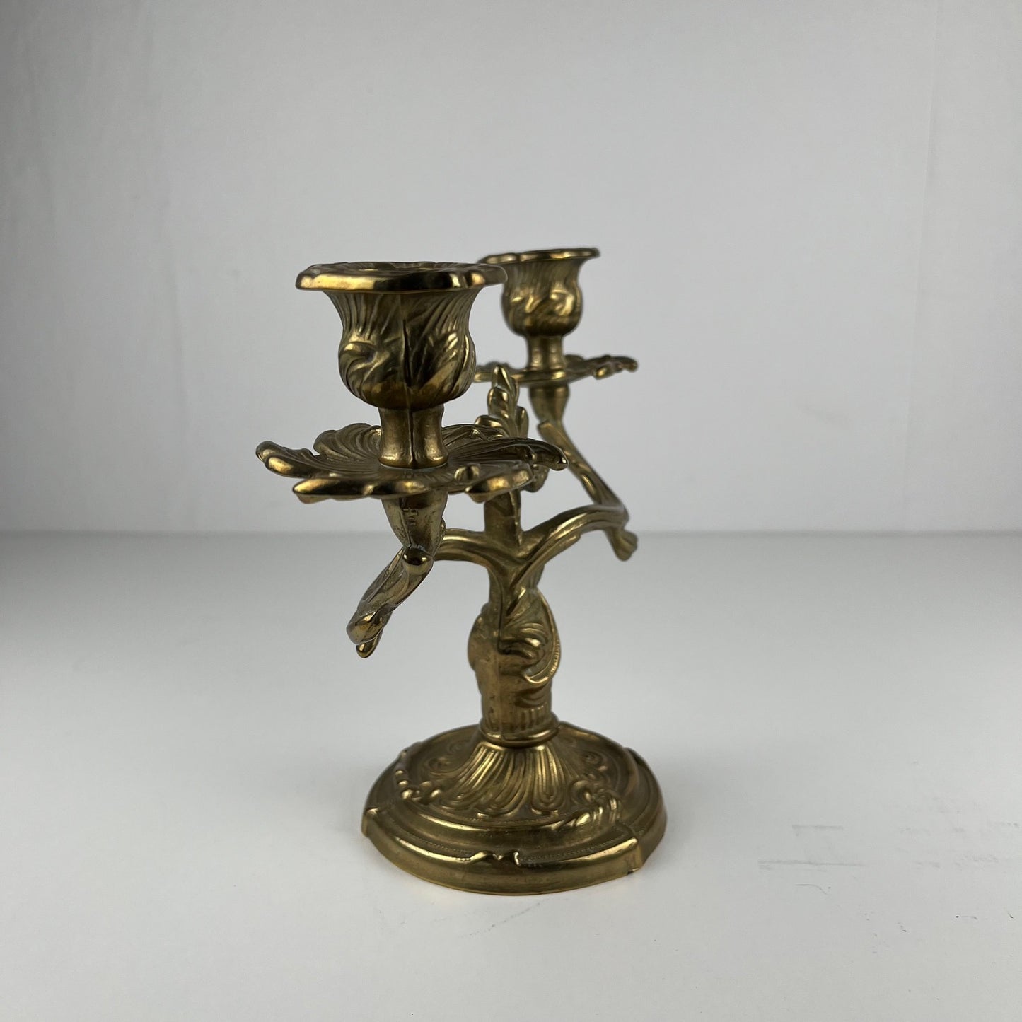 Paire de bougeoirs en laiton doré à deux bras – Style Louis XV rococo , Début XXè.
