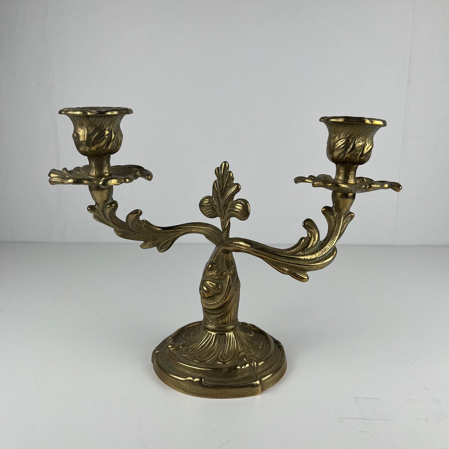 Paire de bougeoirs en laiton doré à deux bras – Style Louis XV rococo , Début XXè.
