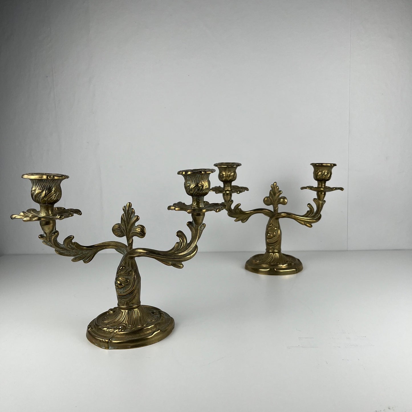 Paire de bougeoirs en laiton doré à deux bras – Style Louis XV rococo , Début XXè.