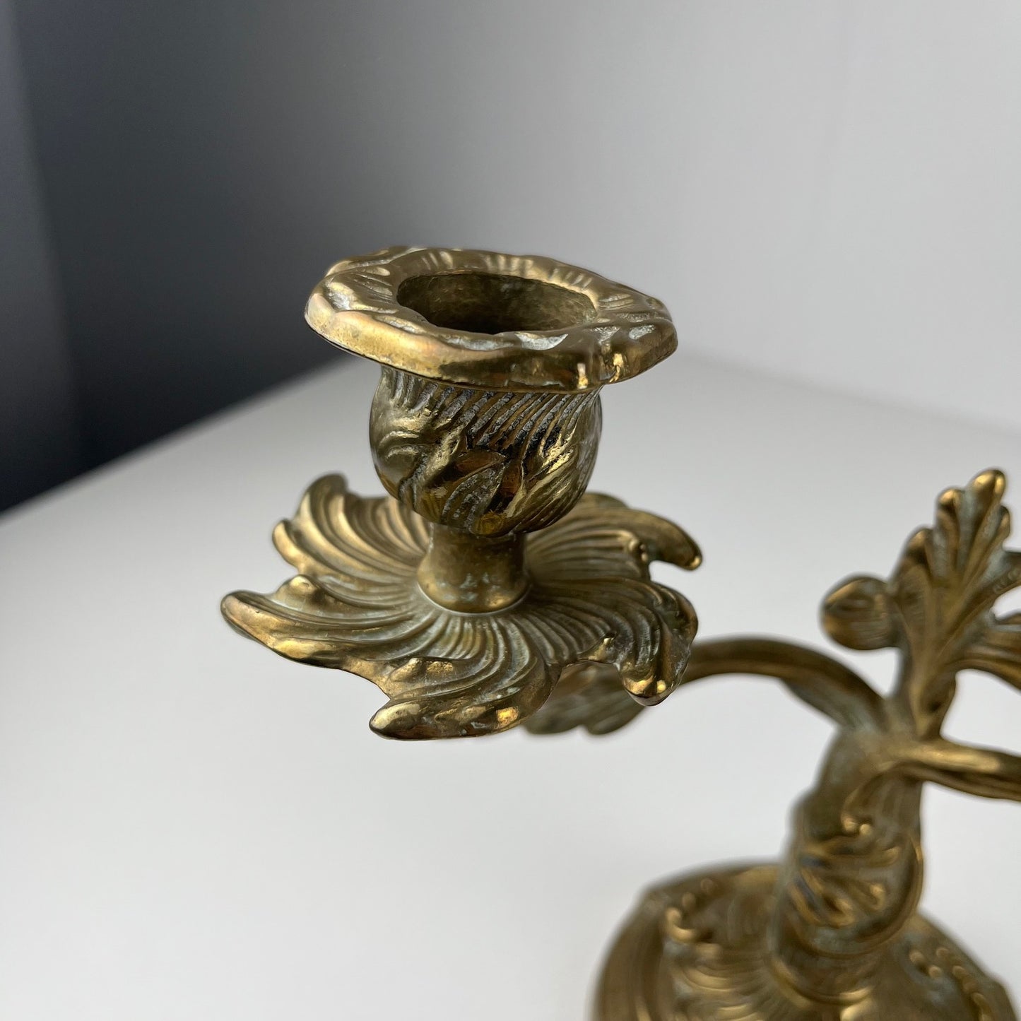 Paire de bougeoirs en laiton doré à deux bras – Style Louis XV rococo , Début XXè.