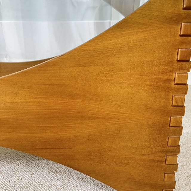 Table basse sculpturale en acajou et verre – Europe, années 1970
