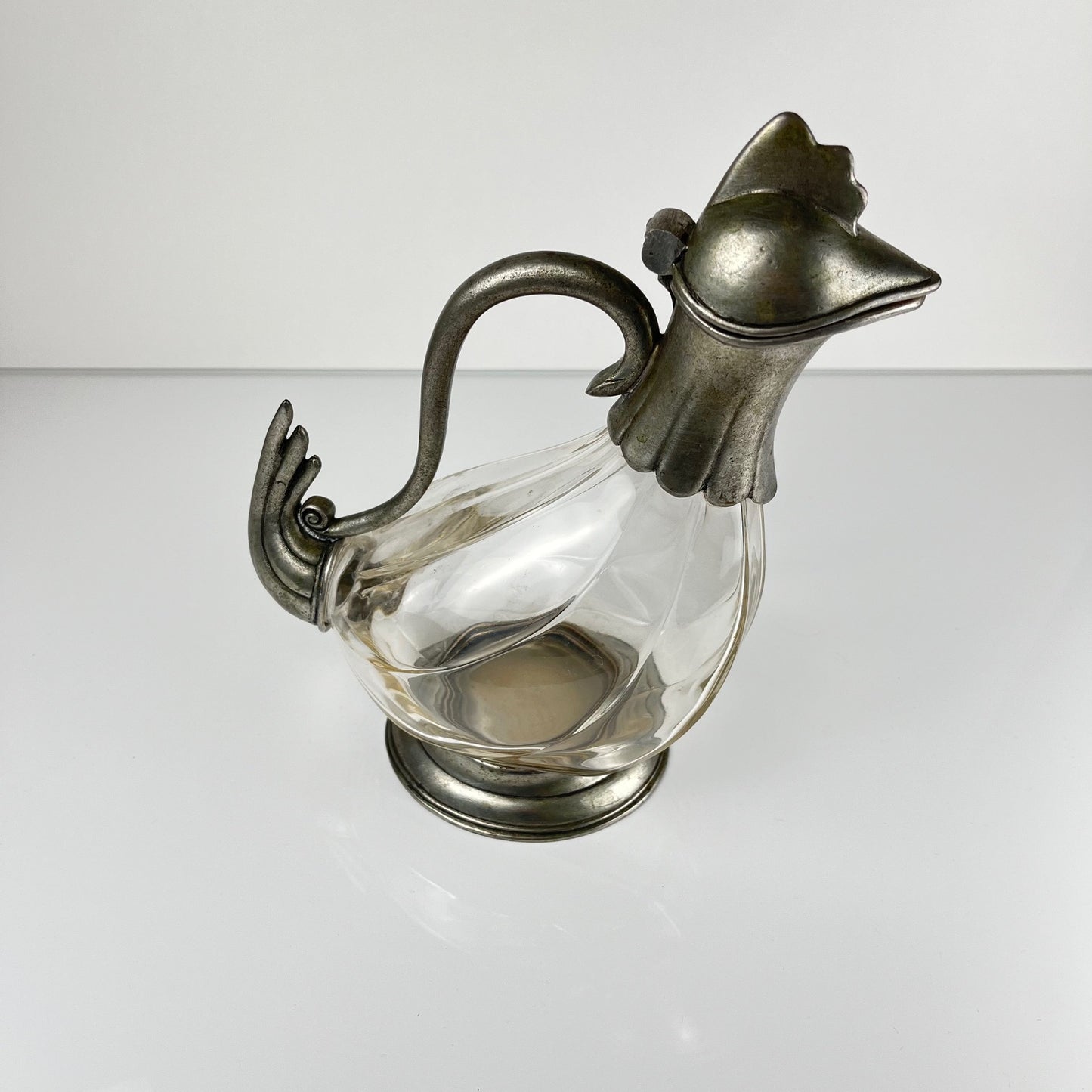 Aiguière Zoomorphe coq en verre et étain, style Art Déco, vers 1930-1950