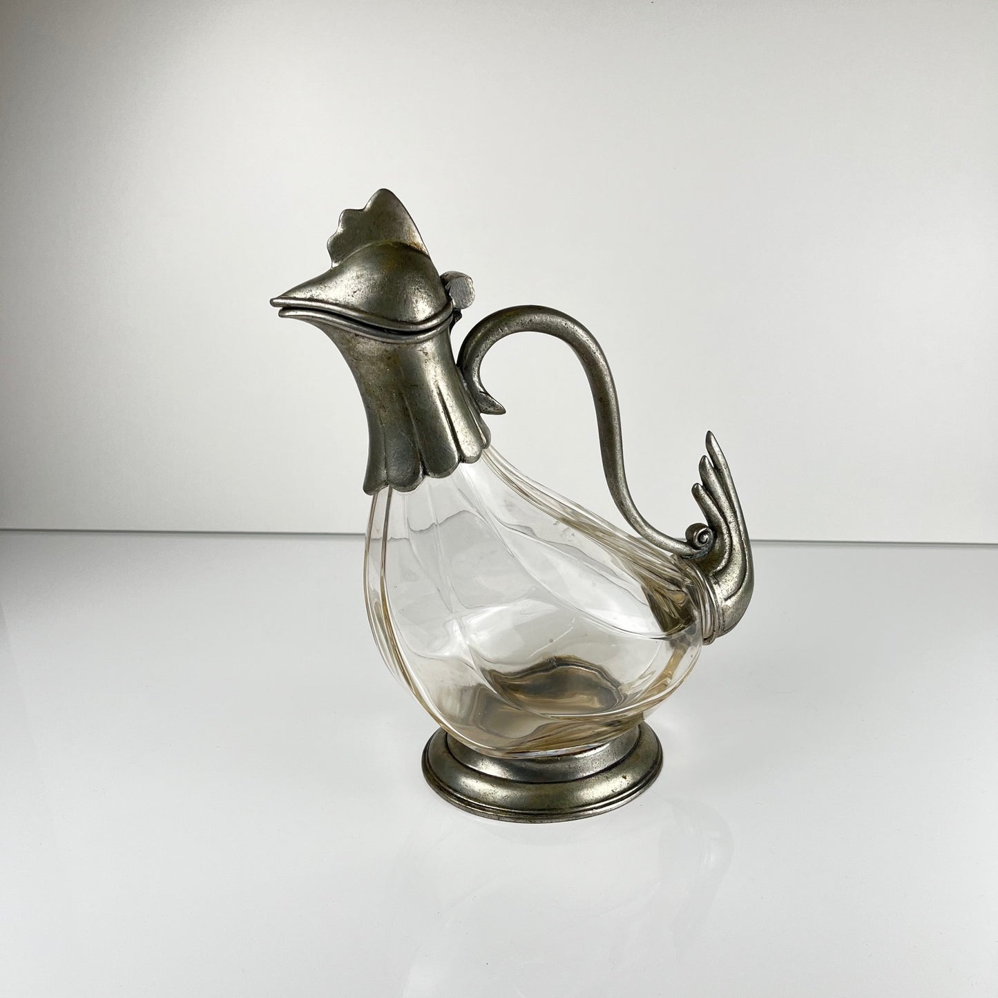 Aiguière Zoomorphe coq en verre et étain, style Art Déco, vers 1930-1950