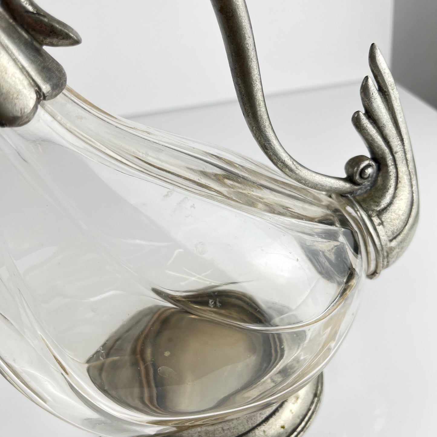Aiguière Zoomorphe coq en verre et étain, style Art Déco, vers 1930-1950
