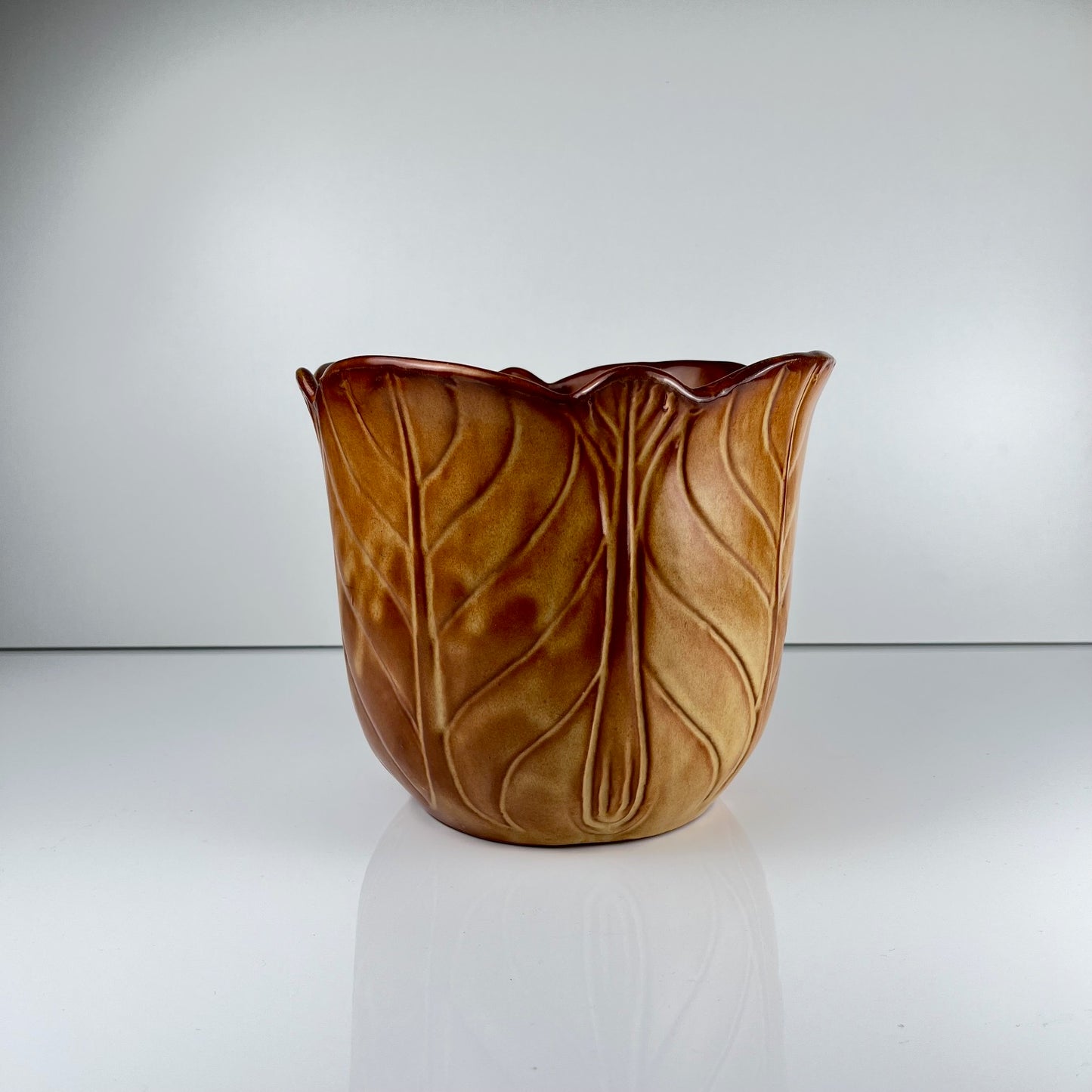 Cache-pot en faïence brune effet feuille nervurée, 1960/70