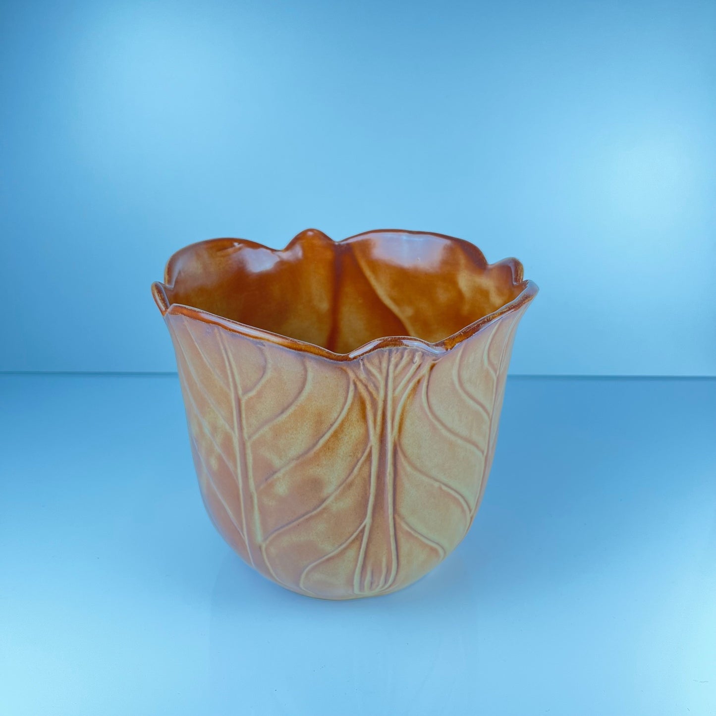 Cache-pot en faïence brune effet feuille nervurée, 1960/70