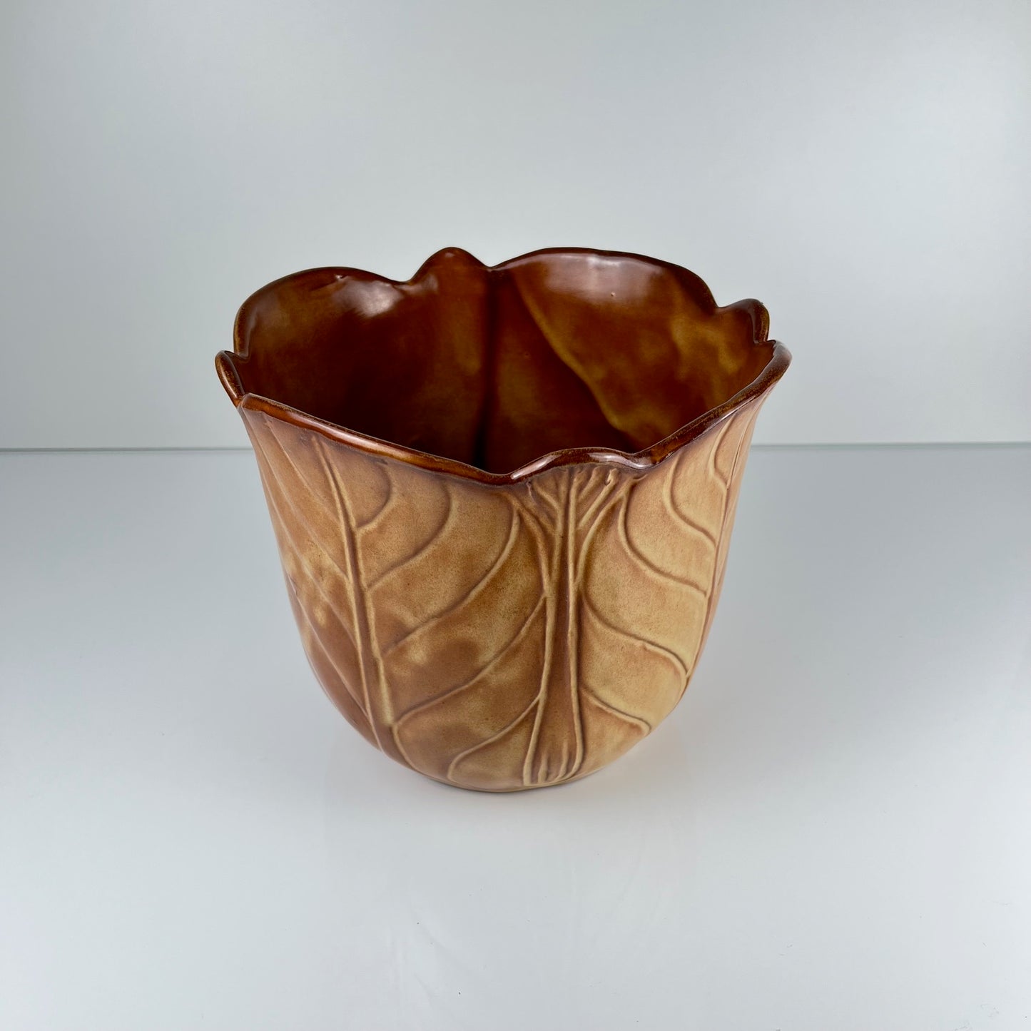 Cache-pot en faïence brune effet feuille nervurée, 1960/70
