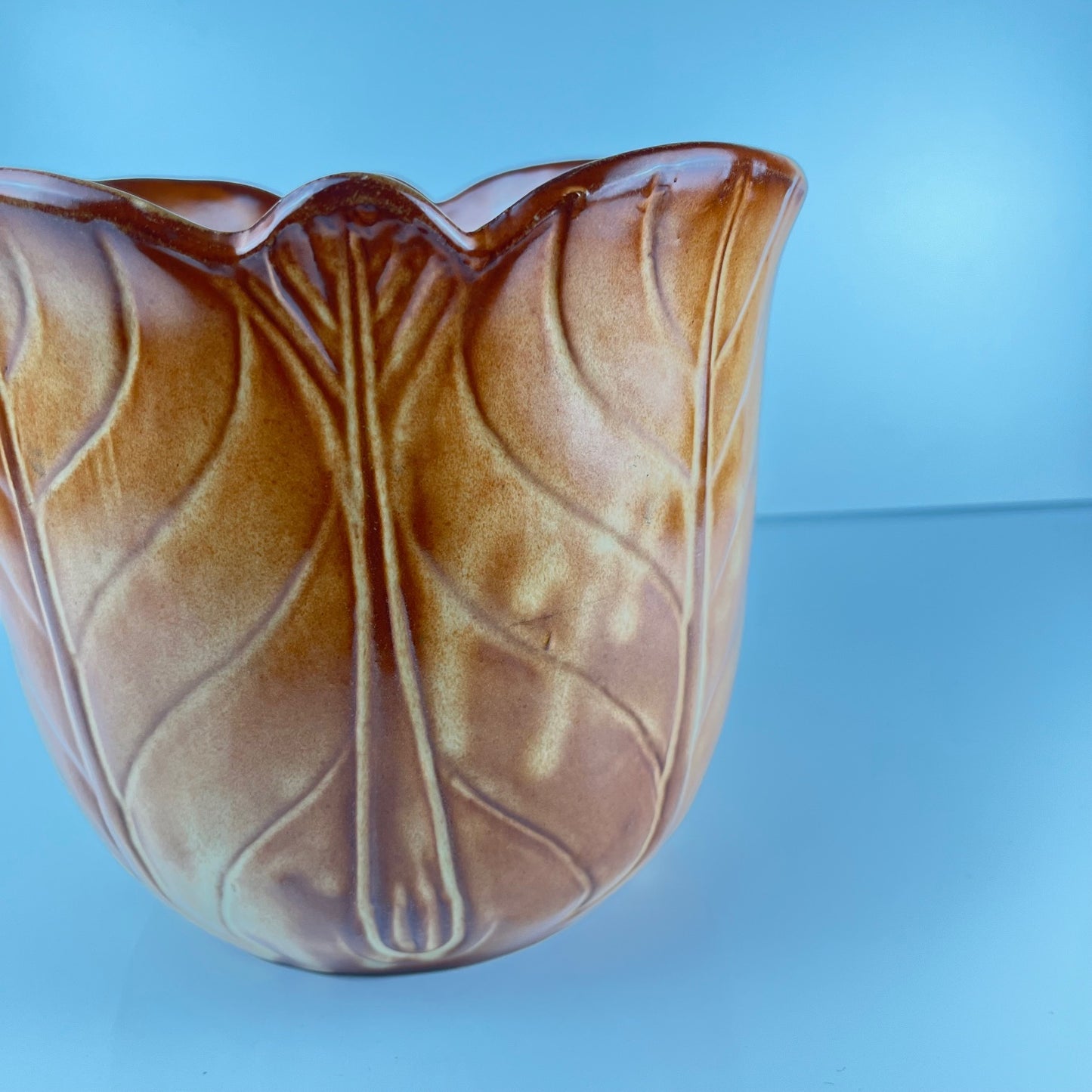 Cache-pot en faïence brune effet feuille nervurée, 1960/70