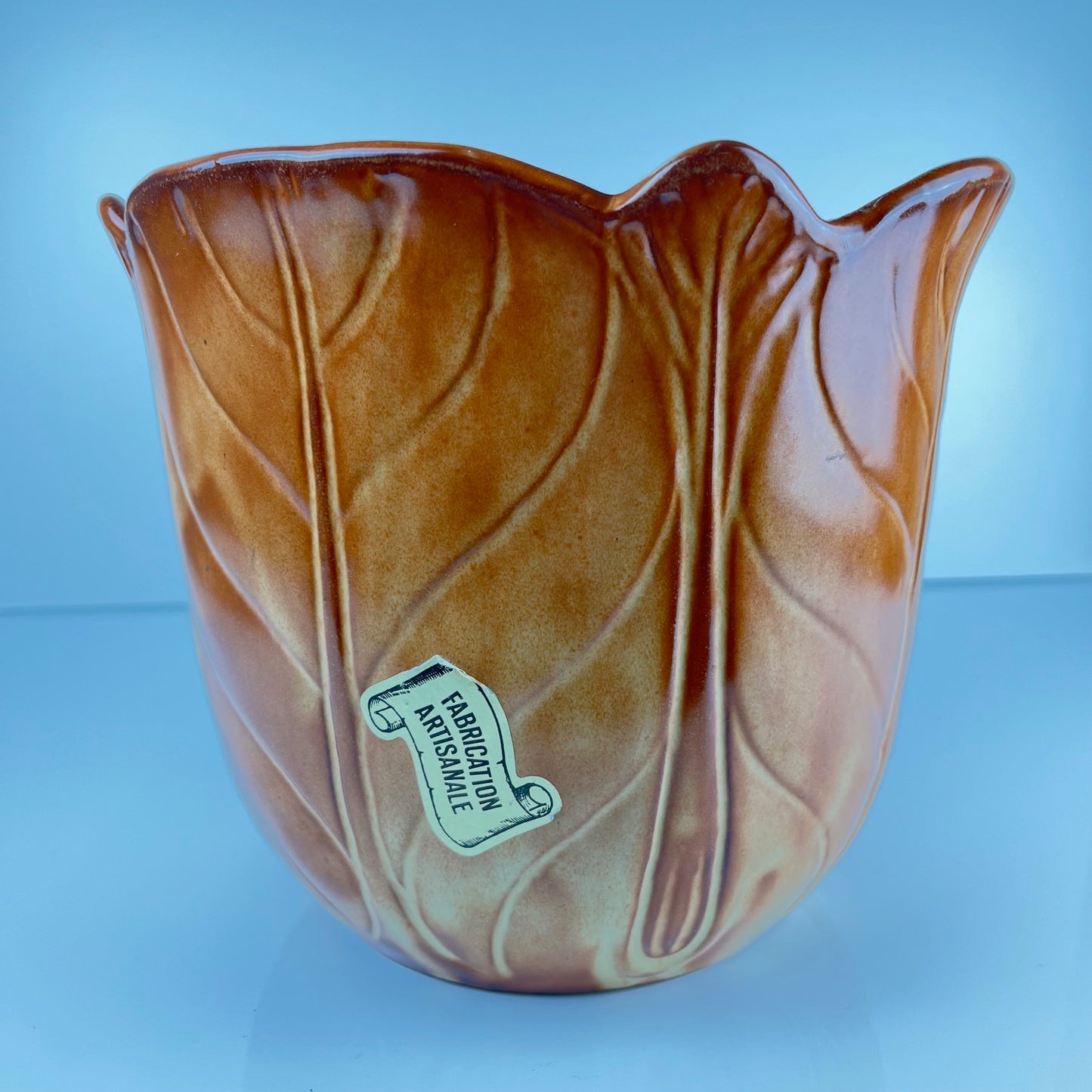 Cache-pot en faïence brune effet feuille nervurée, 1960/70