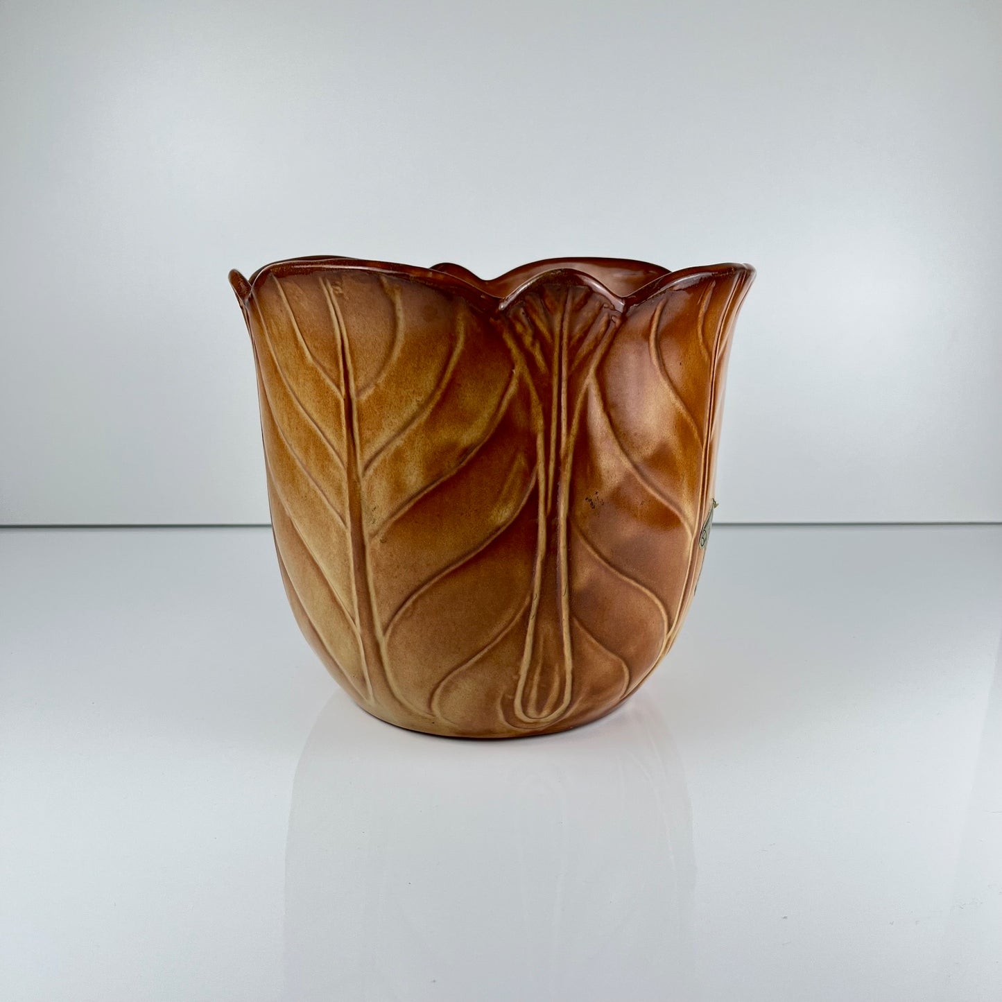 Cache-pot en faïence brune effet feuille nervurée, 1960/70