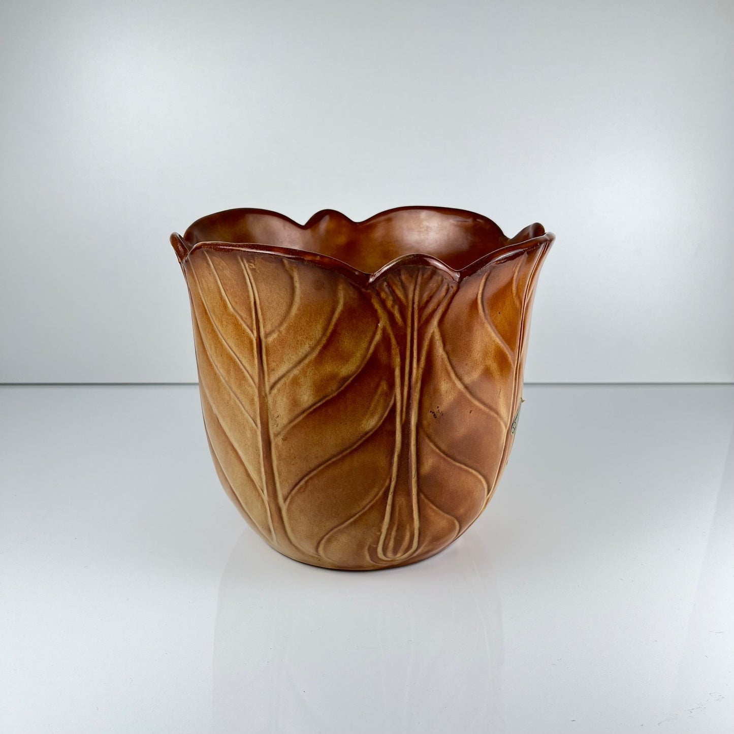 Cache-pot en faïence brune effet feuille nervurée, 1960/70