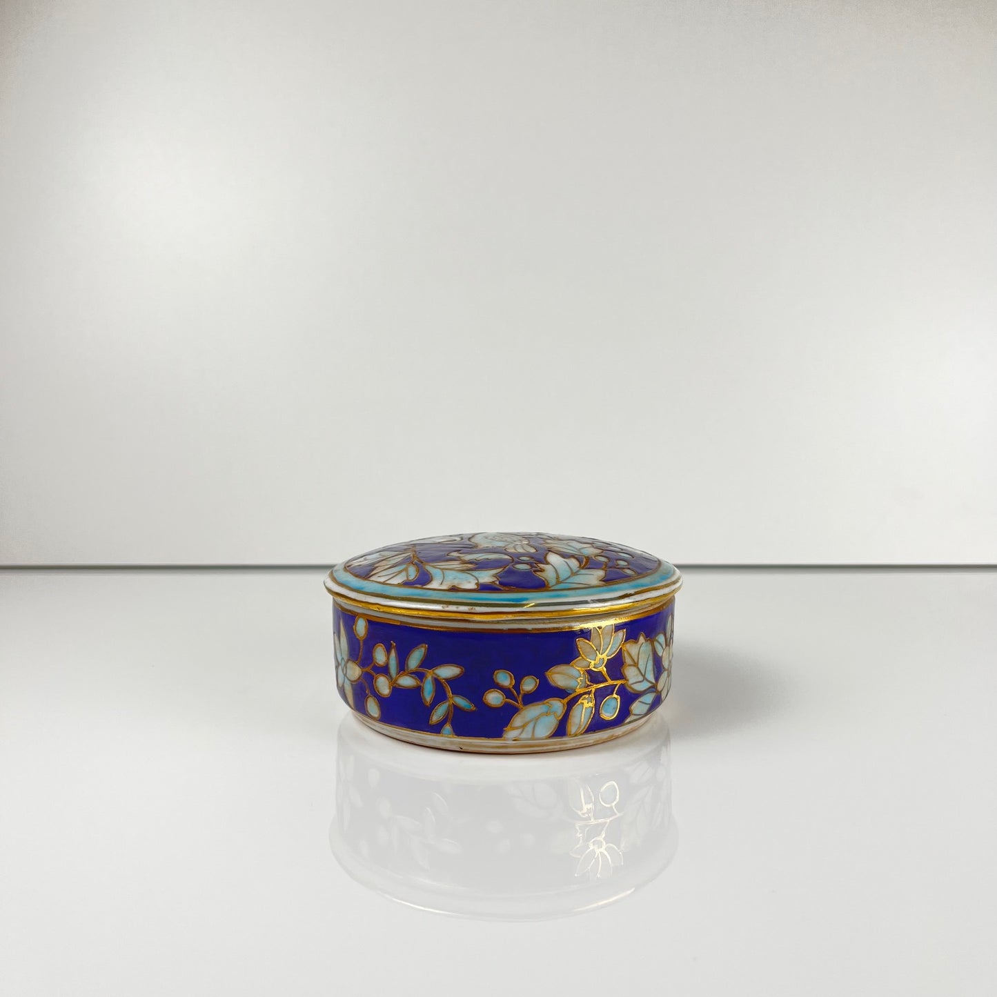 Chinese blue porcelain box with bird and flower motif, Guangxu style, 20th century