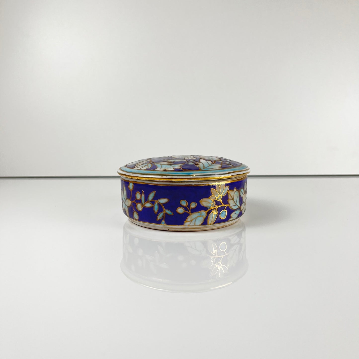 Chinese blue porcelain box with bird and flower motif, Guangxu style, 20th century
