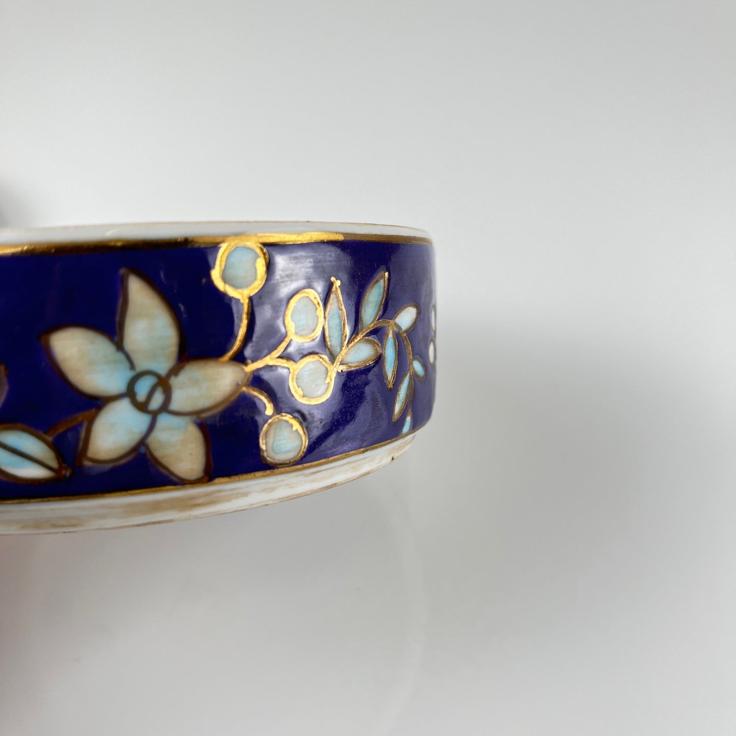 Chinese blue porcelain box with bird and flower motif, Guangxu style, 20th century