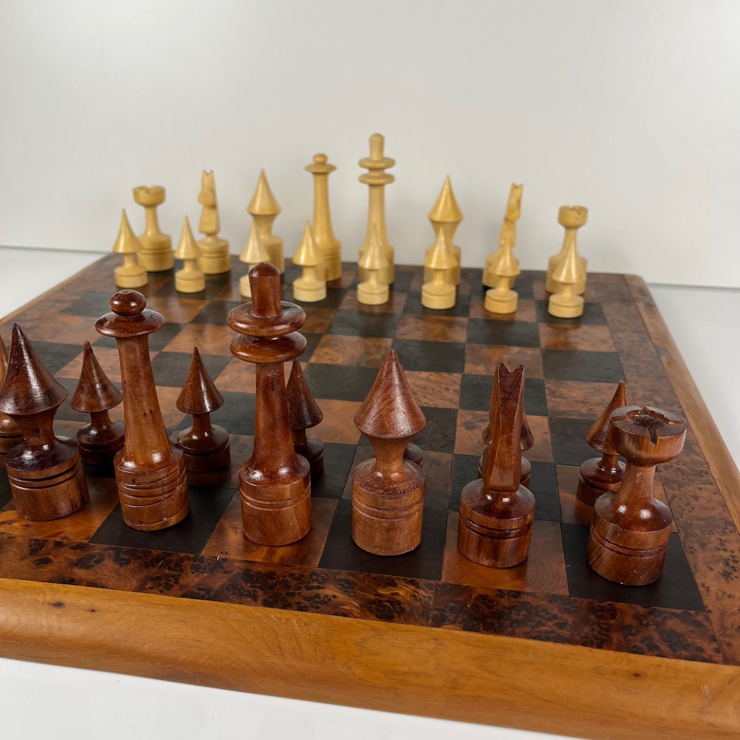 Grand Échiquier vintage artisanal en bois massif 46 cm