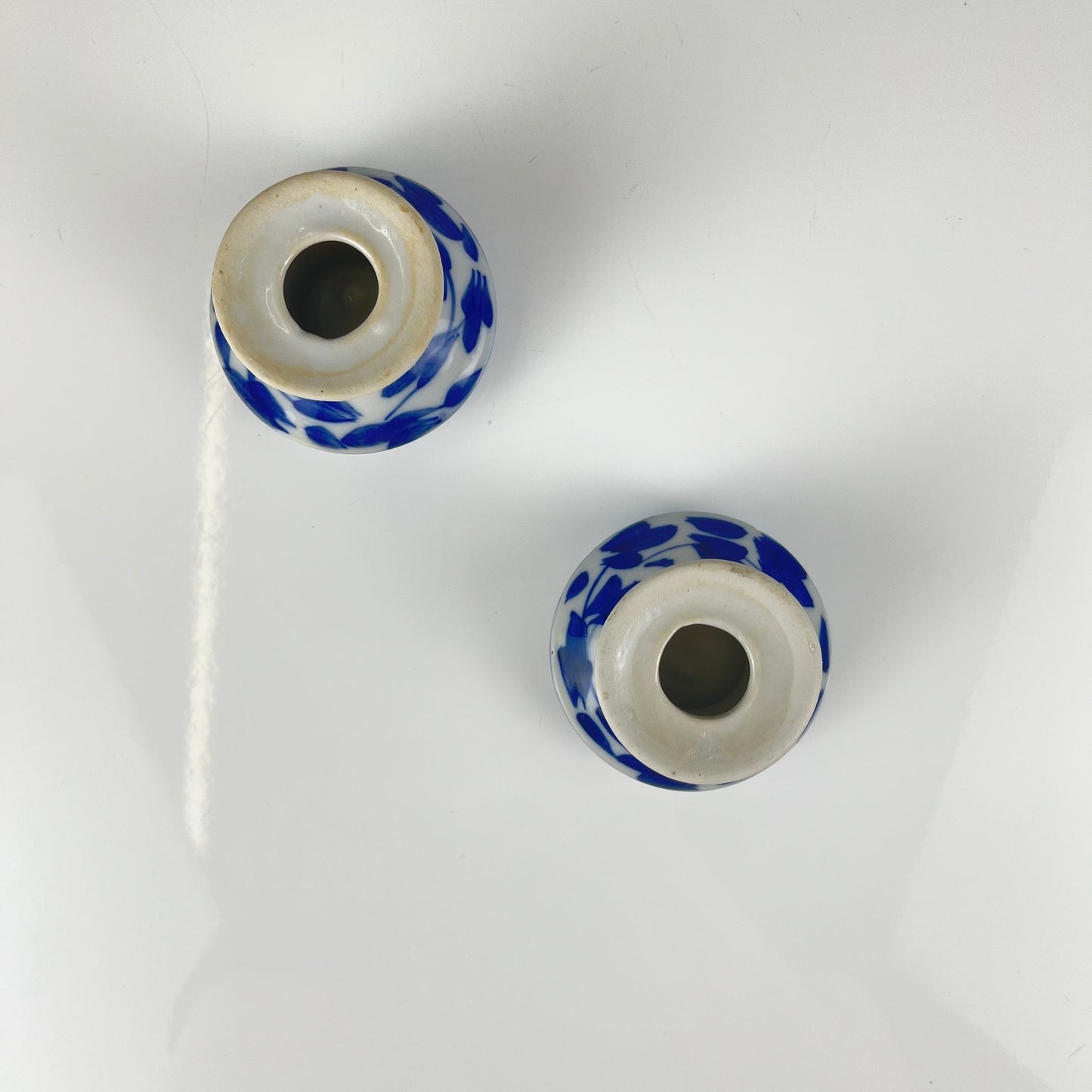 Set de 2 bougeoirs en porcelaine bleu et blanche, XXe