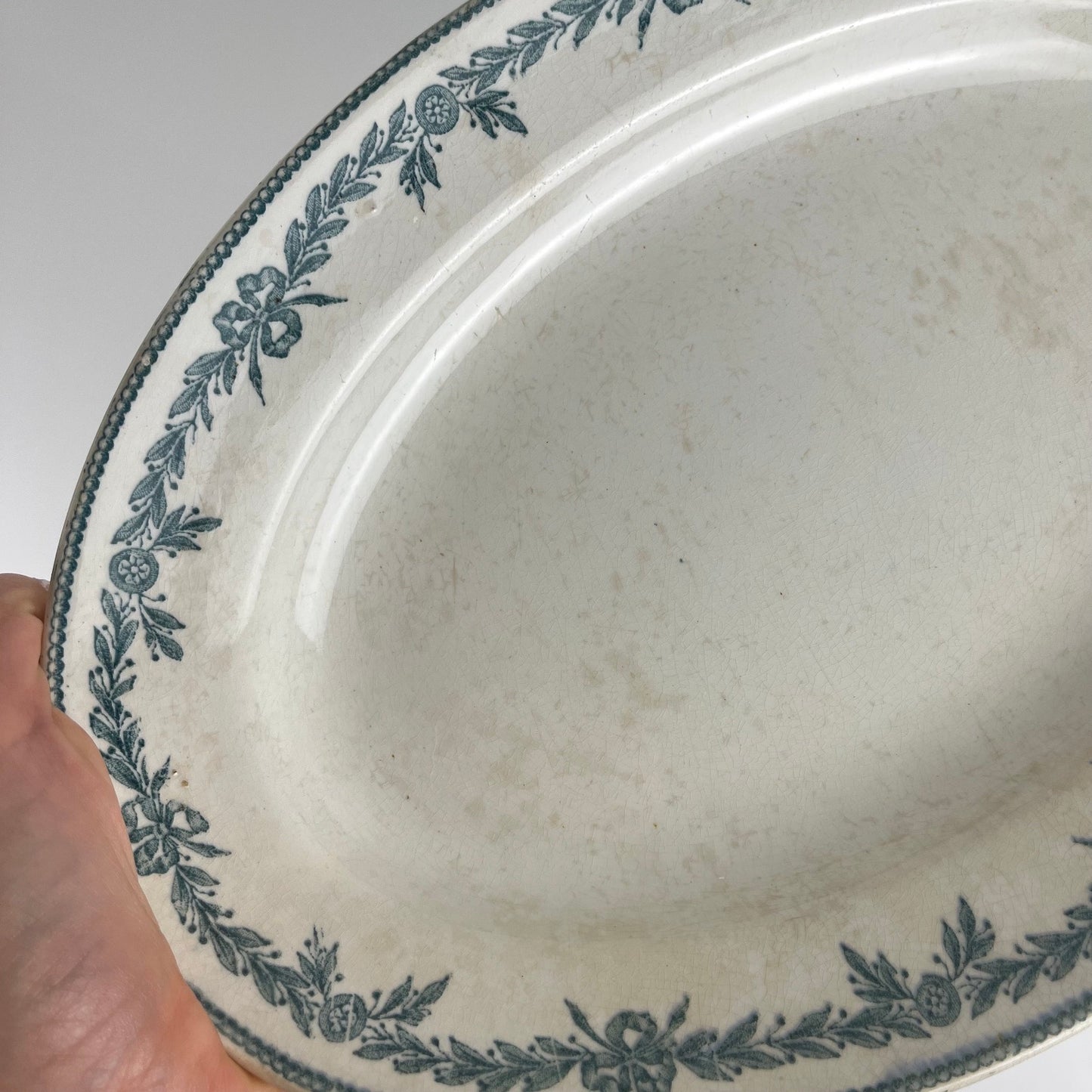 Plat ovale terre de fer modele "Lauriers" par Moulins des loups - Hamage, 1900