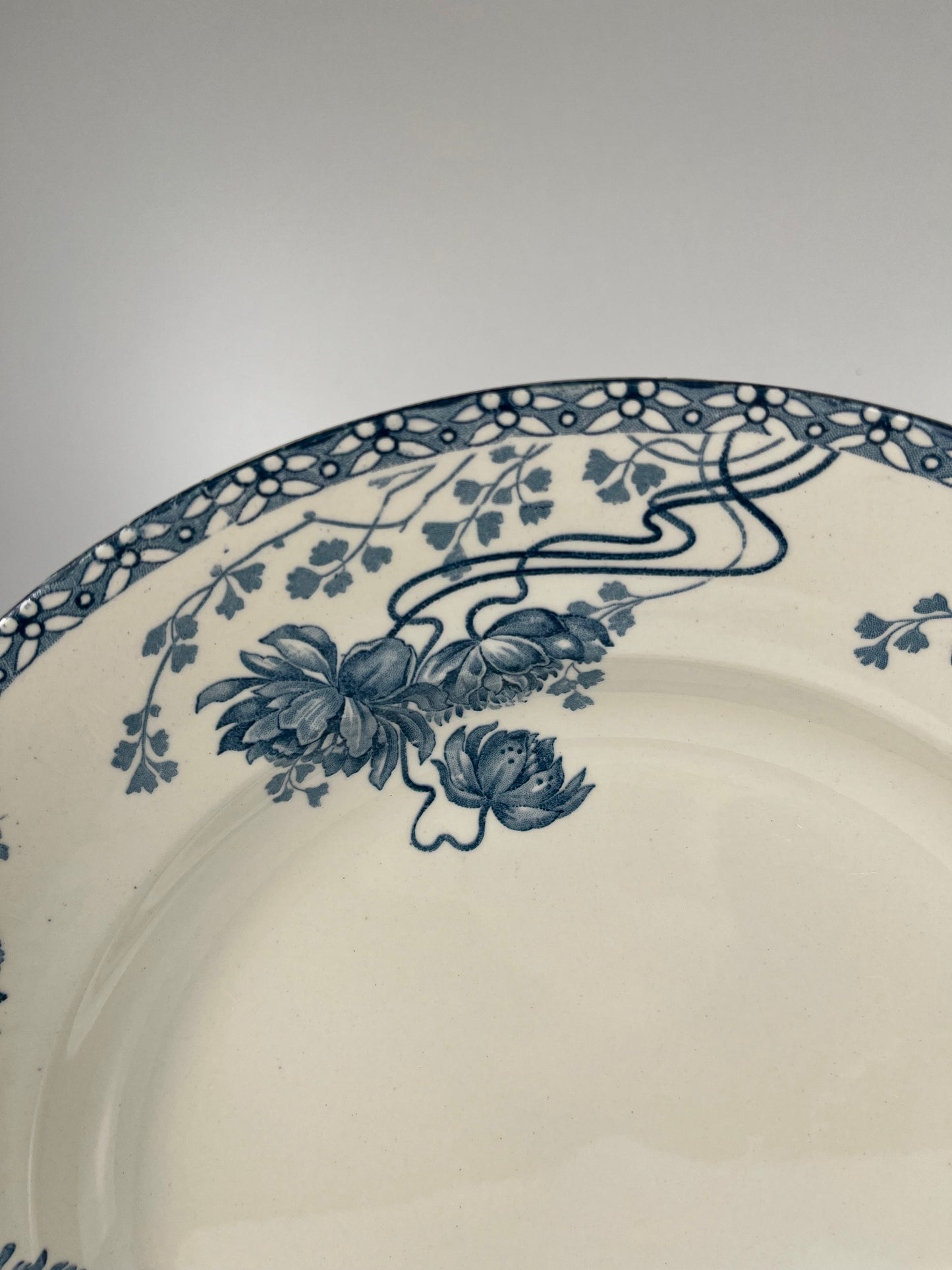 Grand plat rond "Royat" bleu, U&C Sarreguemines , 1879 - 1918.