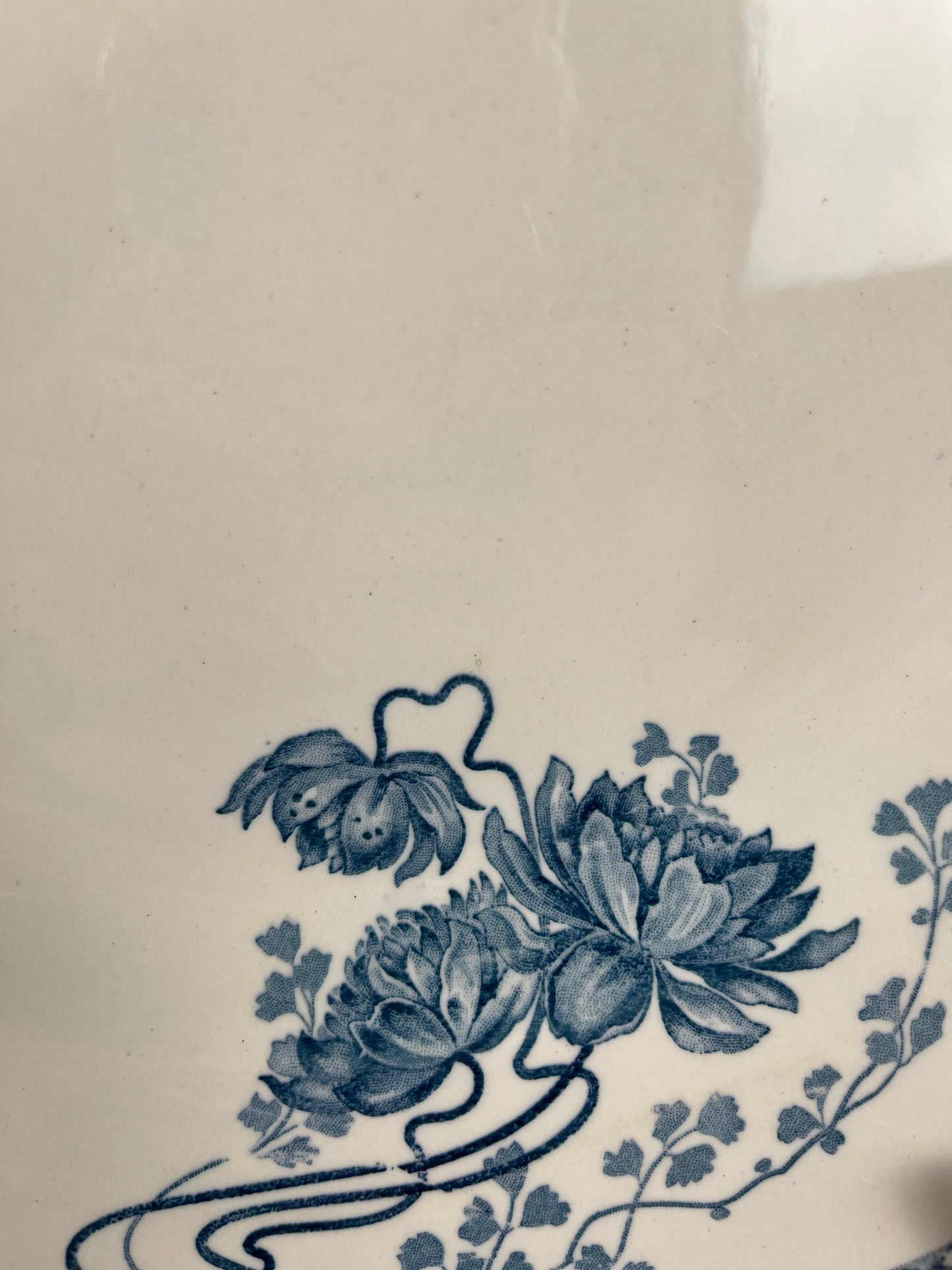 Grand plat rond "Royat" bleu, U&C Sarreguemines , 1879 - 1918.