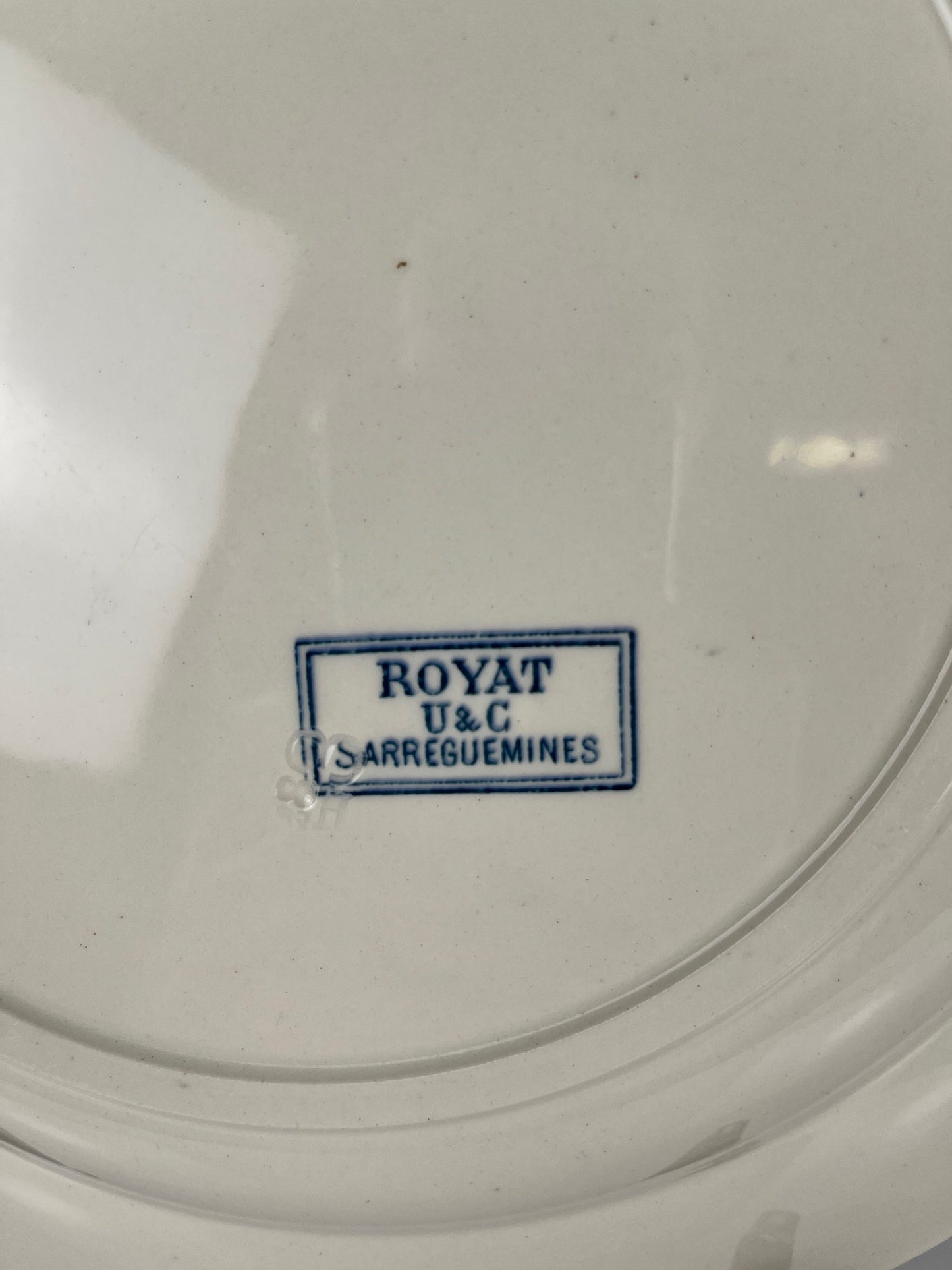 Grand plat rond "Royat" bleu, U&C Sarreguemines , 1879 - 1918.