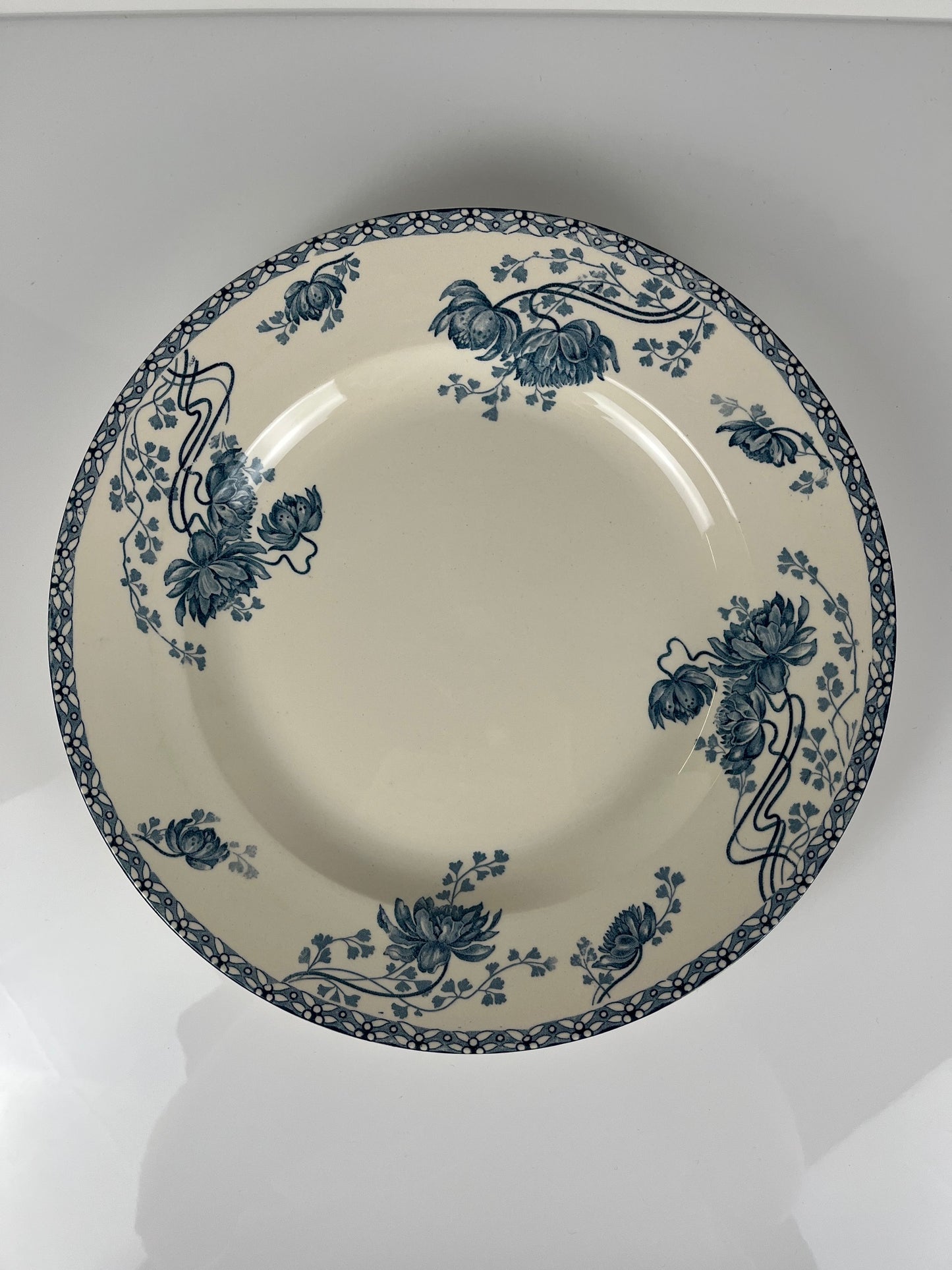 Grand plat rond "Royat" bleu, U&C Sarreguemines , 1879 - 1918.