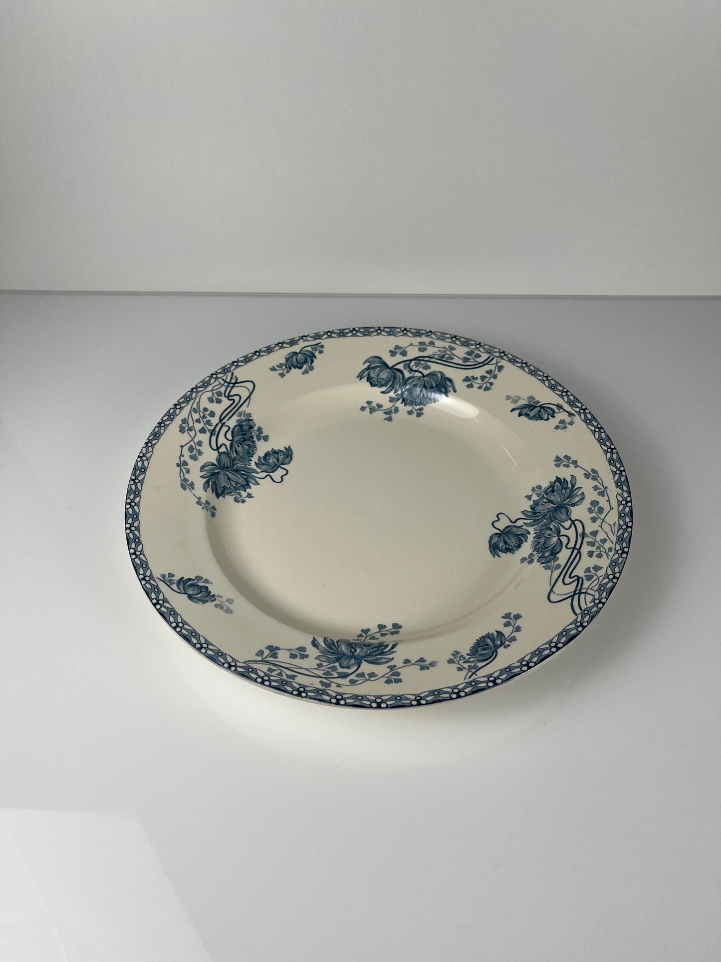 Grand plat rond "Royat" bleu, U&C Sarreguemines , 1879 - 1918.