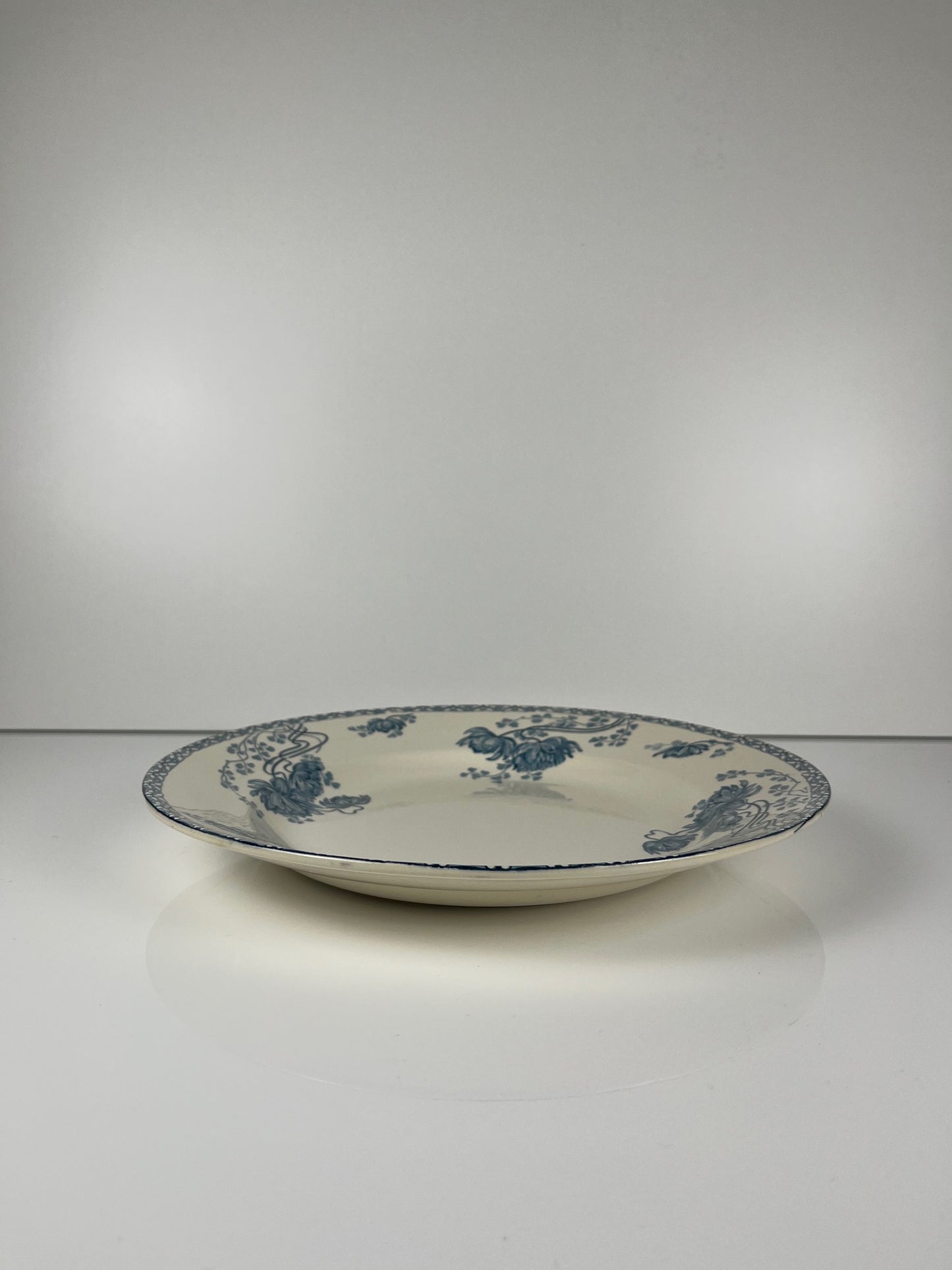 Grand plat rond "Royat" bleu, U&C Sarreguemines , 1879 - 1918.
