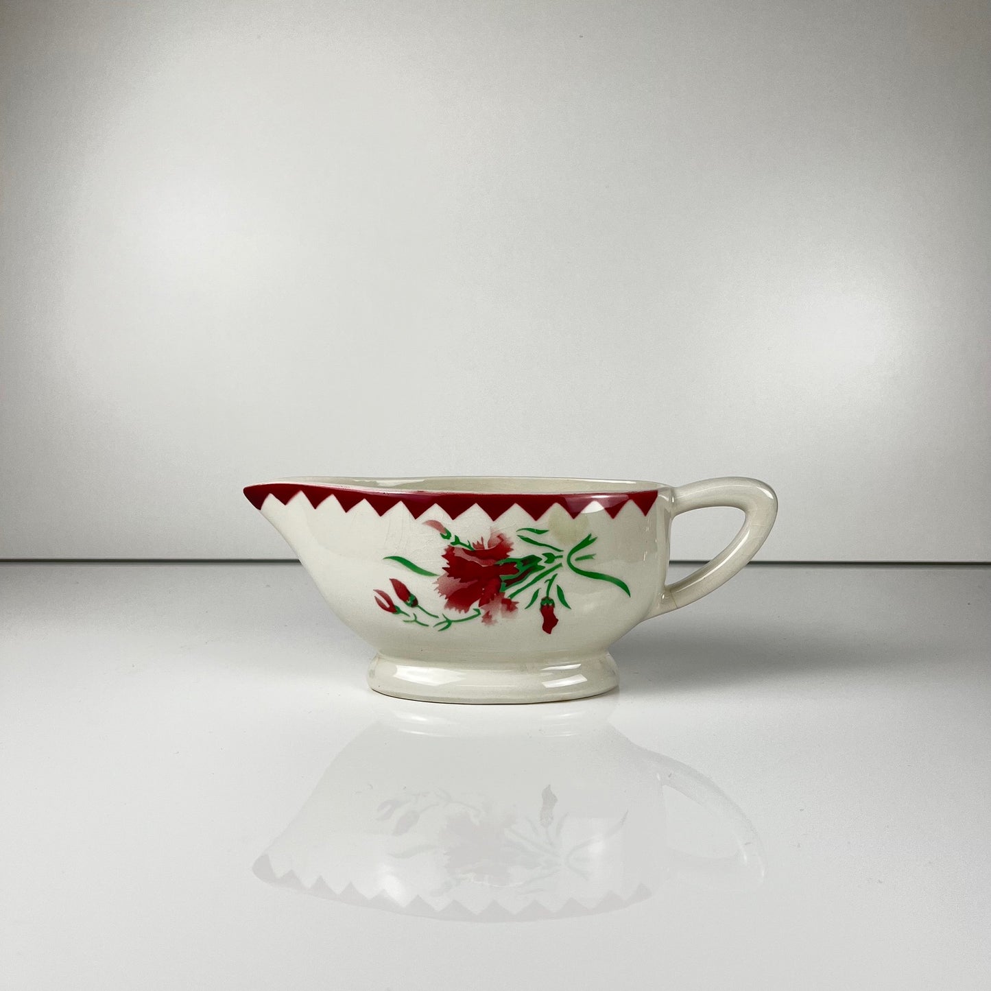 Sarreguemines "Oeillet" Sauceboat, 1920-50