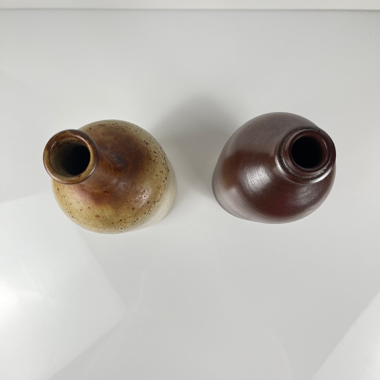 Duo de bouteille en grès moucheté et bordeaux