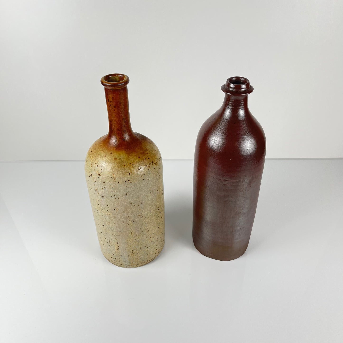 Duo de bouteille en grès moucheté et bordeaux