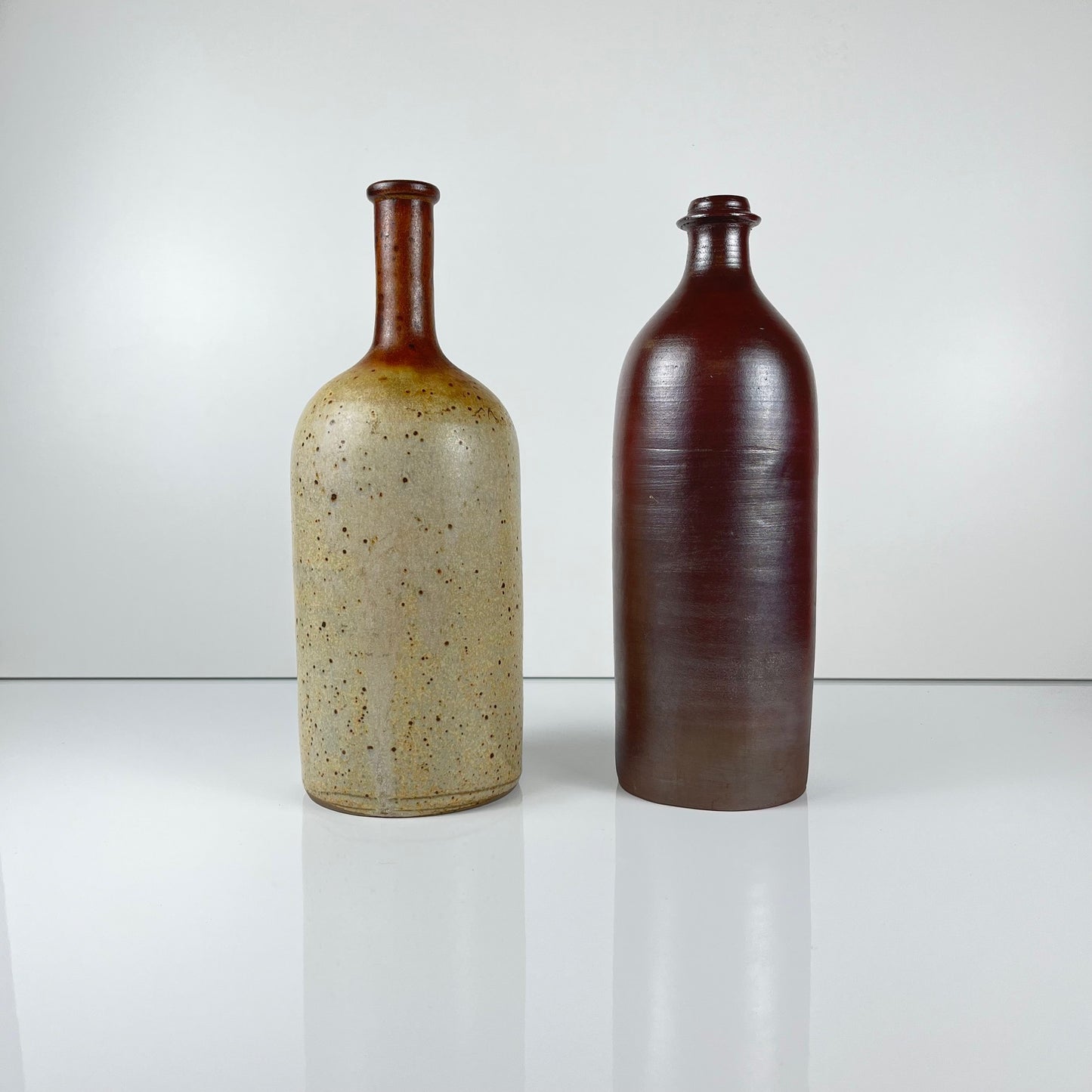 Duo de bouteille en grès moucheté et bordeaux
