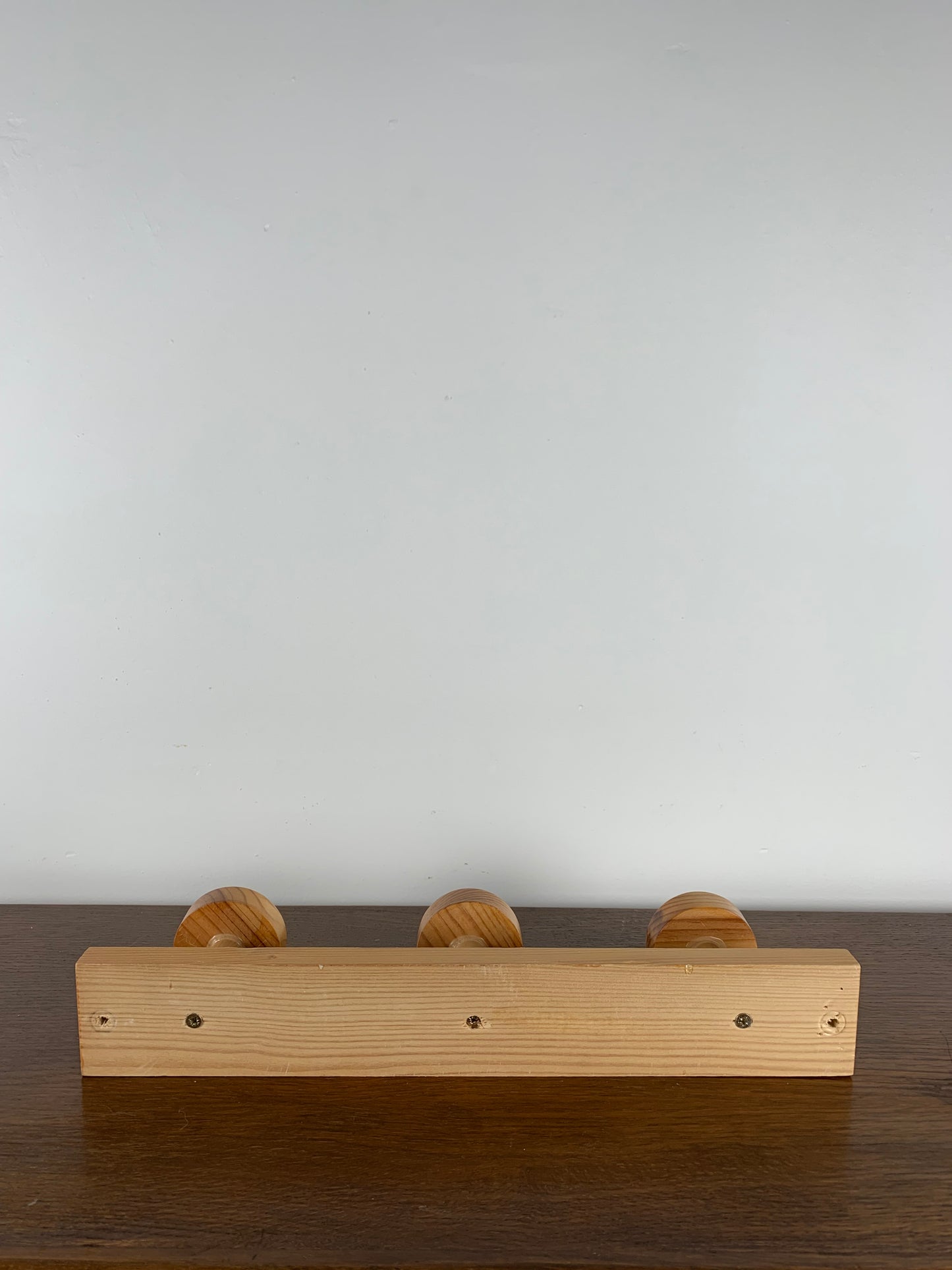 Porte manteau vintage en pin 3 patères rondes