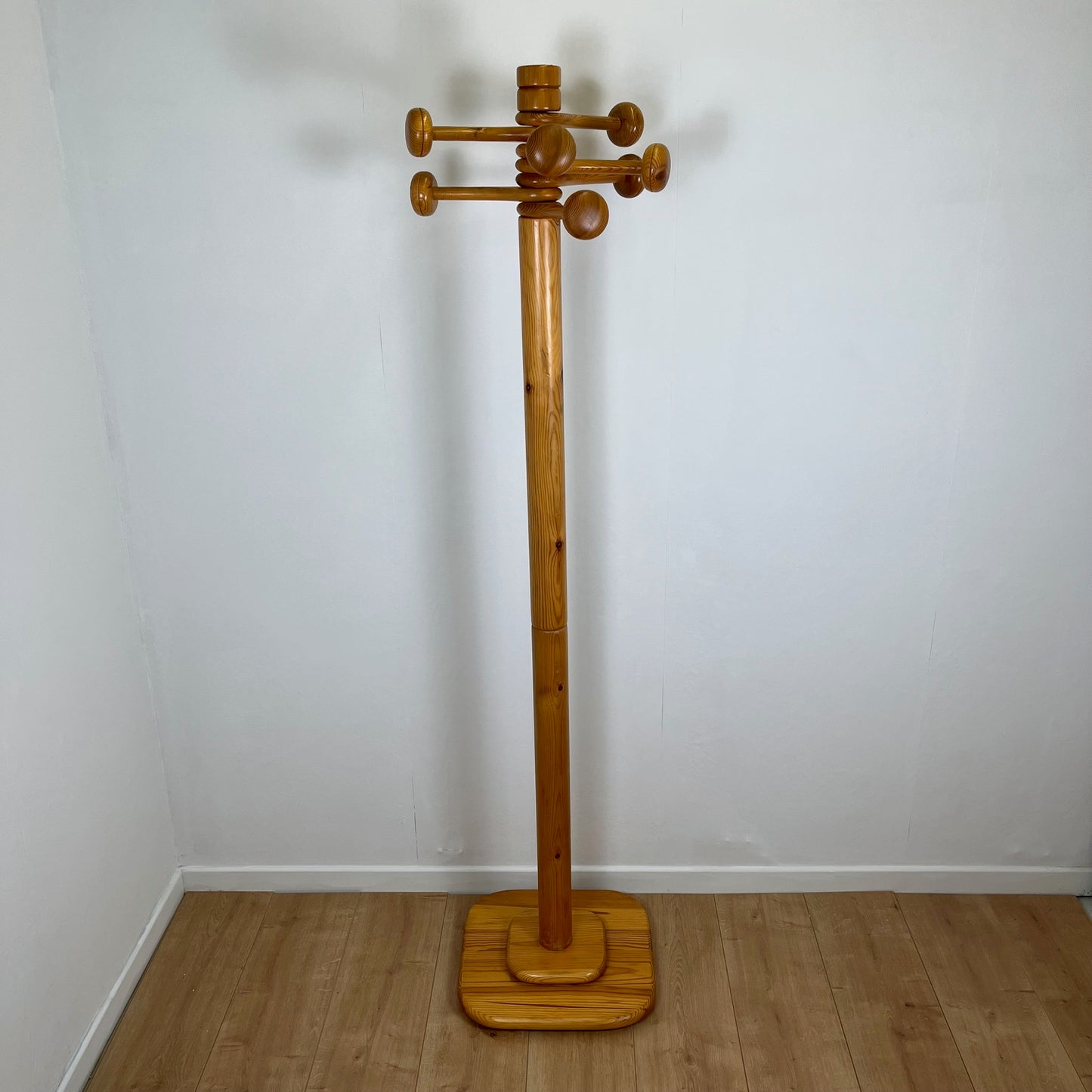 Rare Porte manteau sur pied en pin avec bras articulé , 1970/80 MCM