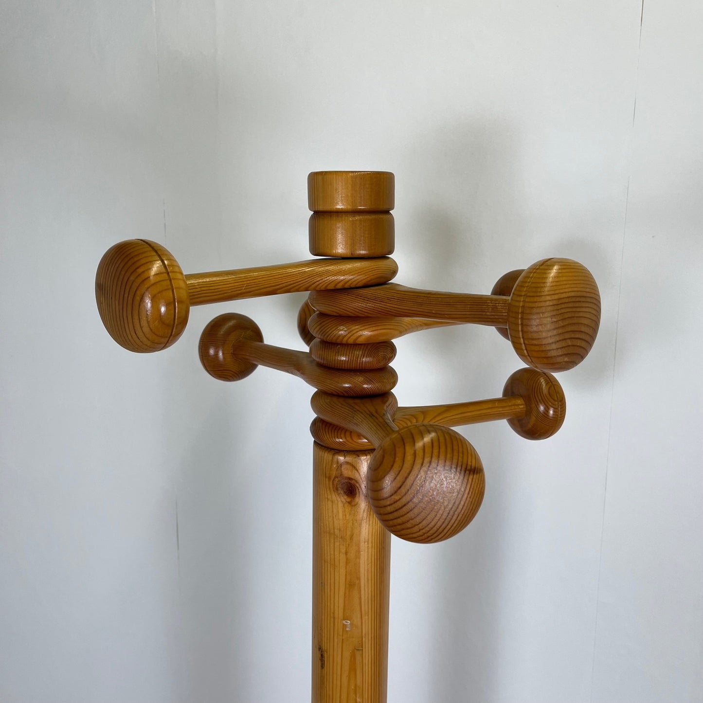 Rare Porte manteau sur pied en pin avec bras articulé , 1970/80 MCM