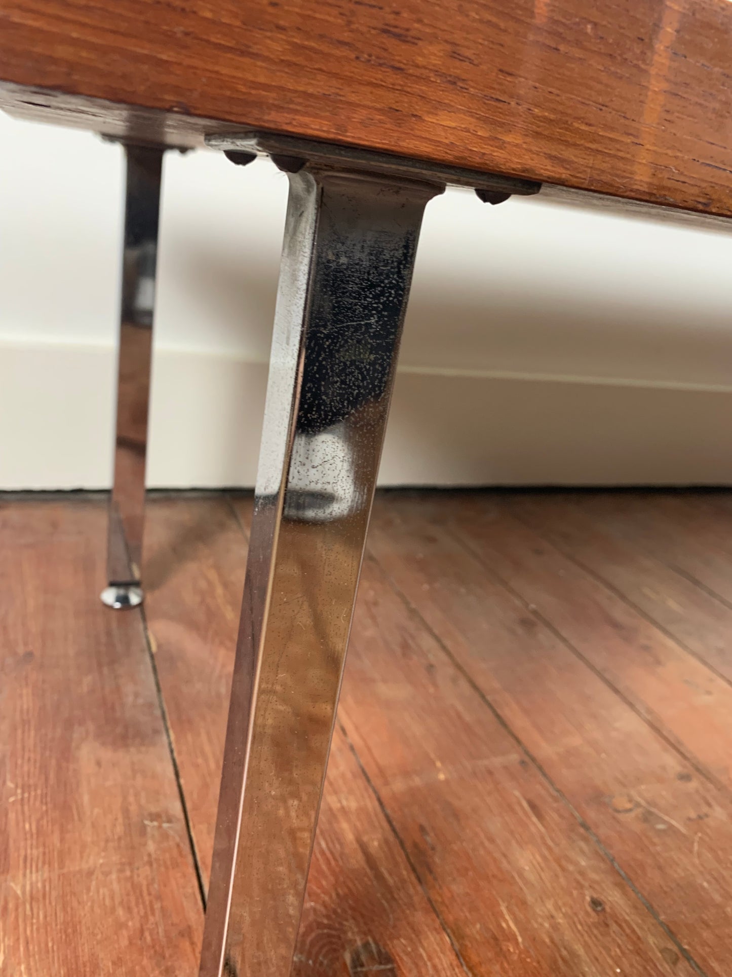 Table basse En teck et pied chromé, 1970