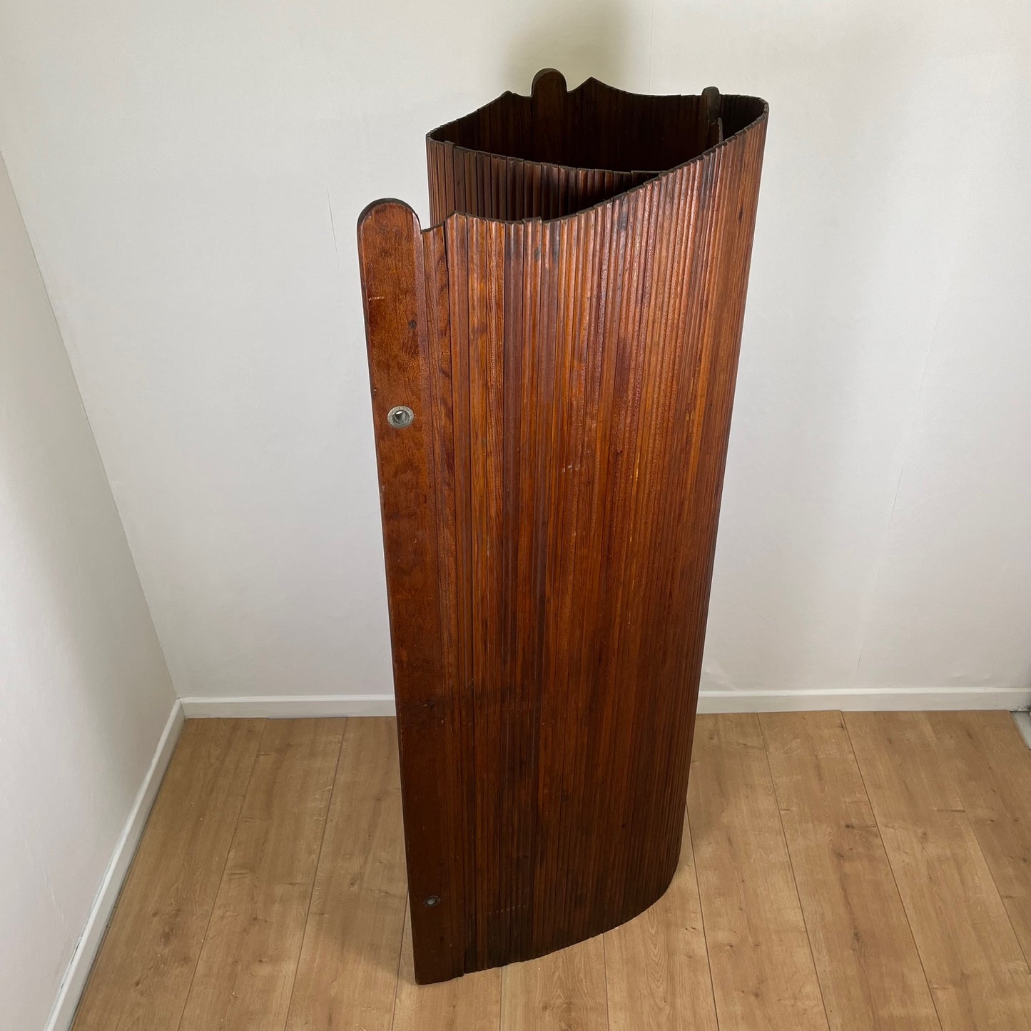 Undulating screen with pine slats, 1930