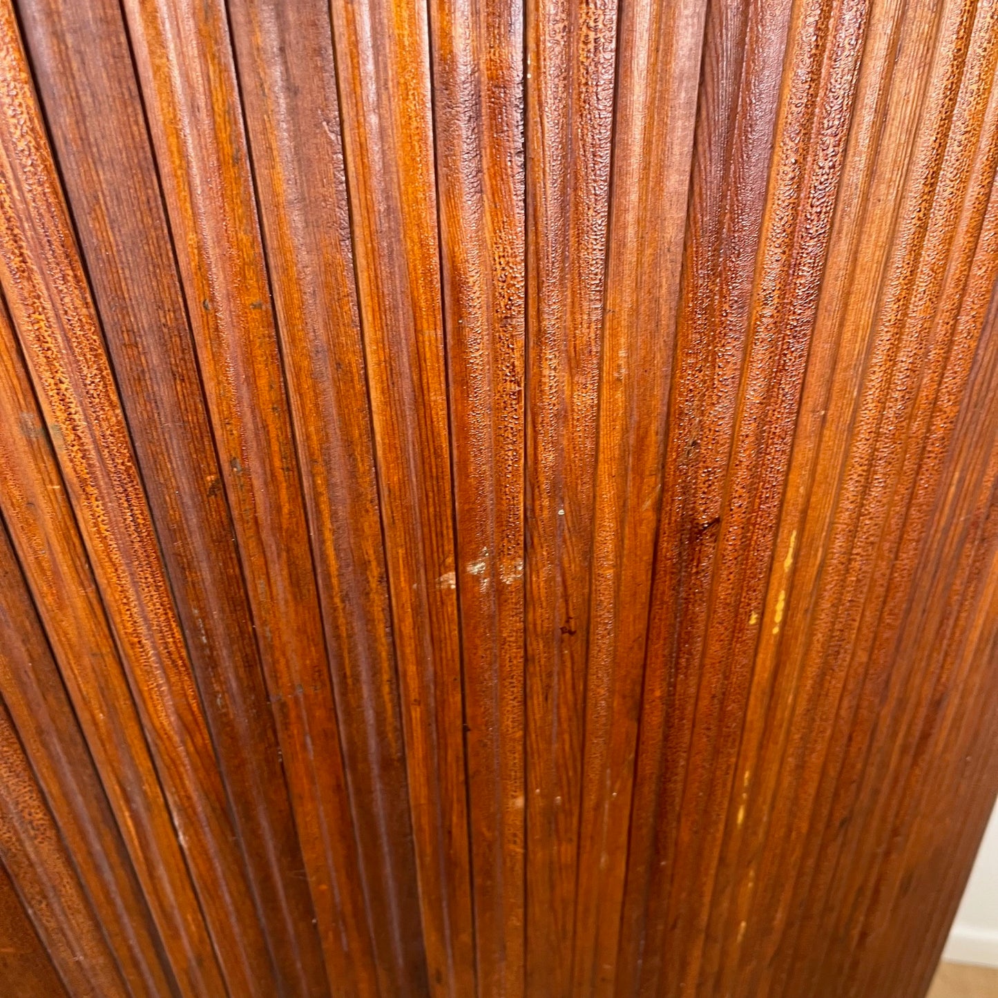 Undulating screen with pine slats, 1930