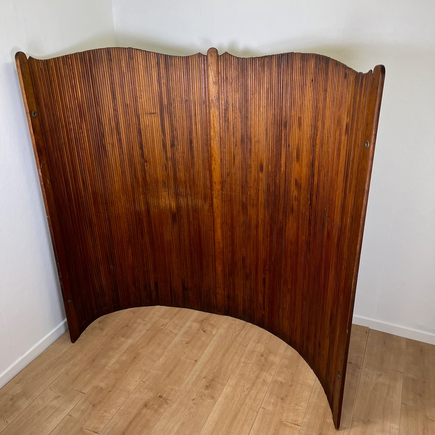 Undulating screen with pine slats, 1930