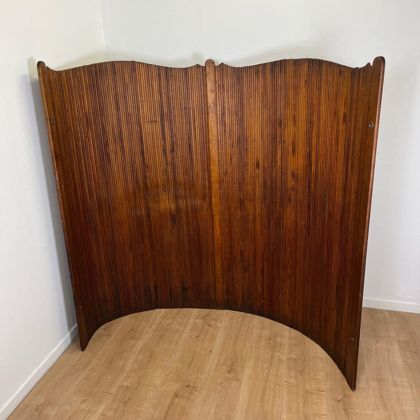 Undulating screen with pine slats, 1930