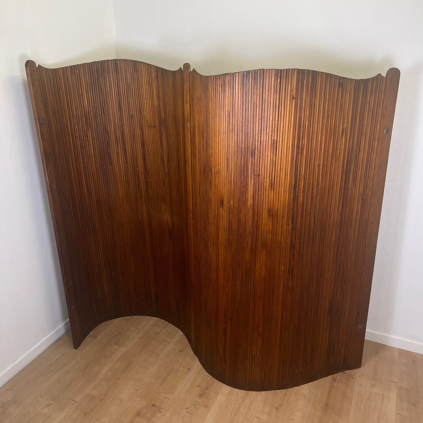 Undulating screen with pine slats, 1930