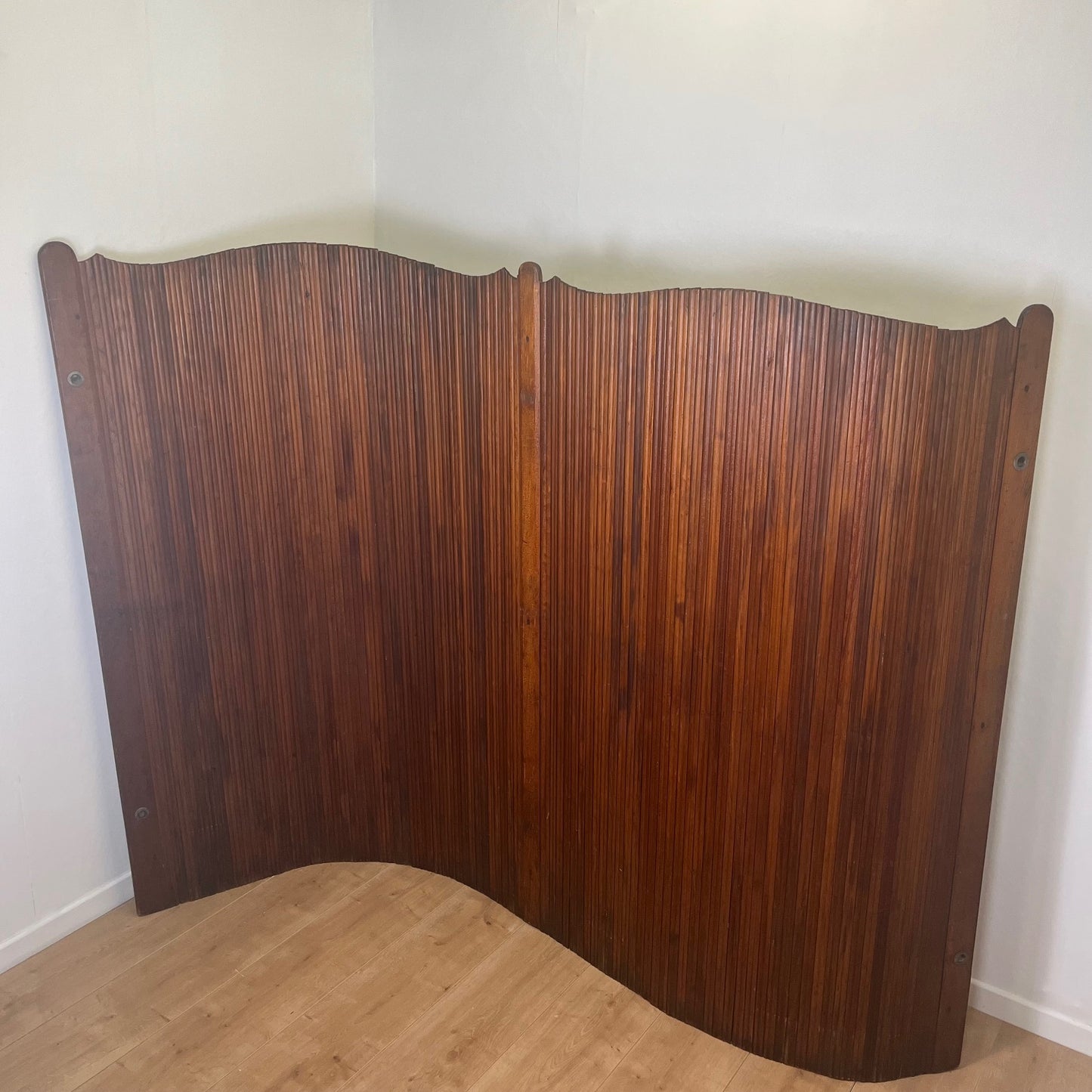 Undulating screen with pine slats, 1930