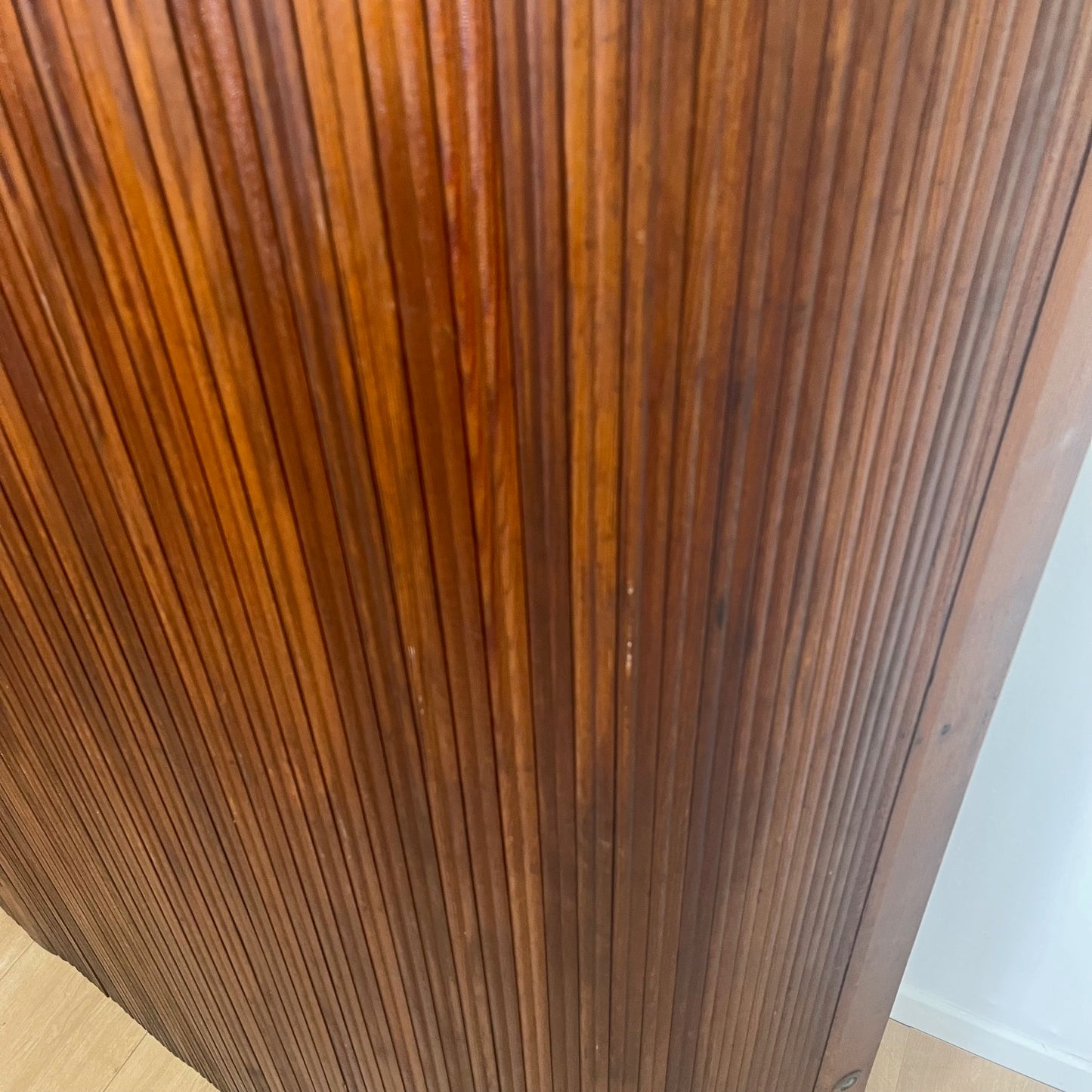 Undulating screen with pine slats, 1930
